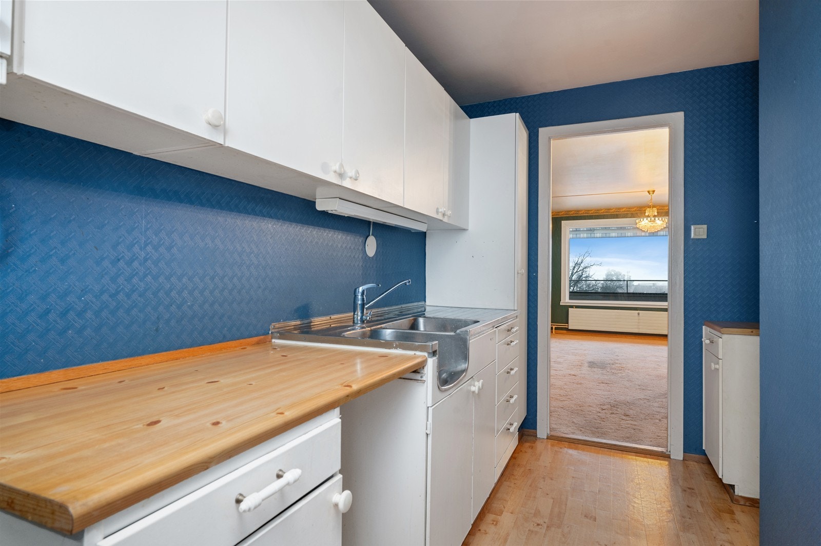 Kjøkkenet har belegg på gulvet og malt tapet på veggene. Galleribilde