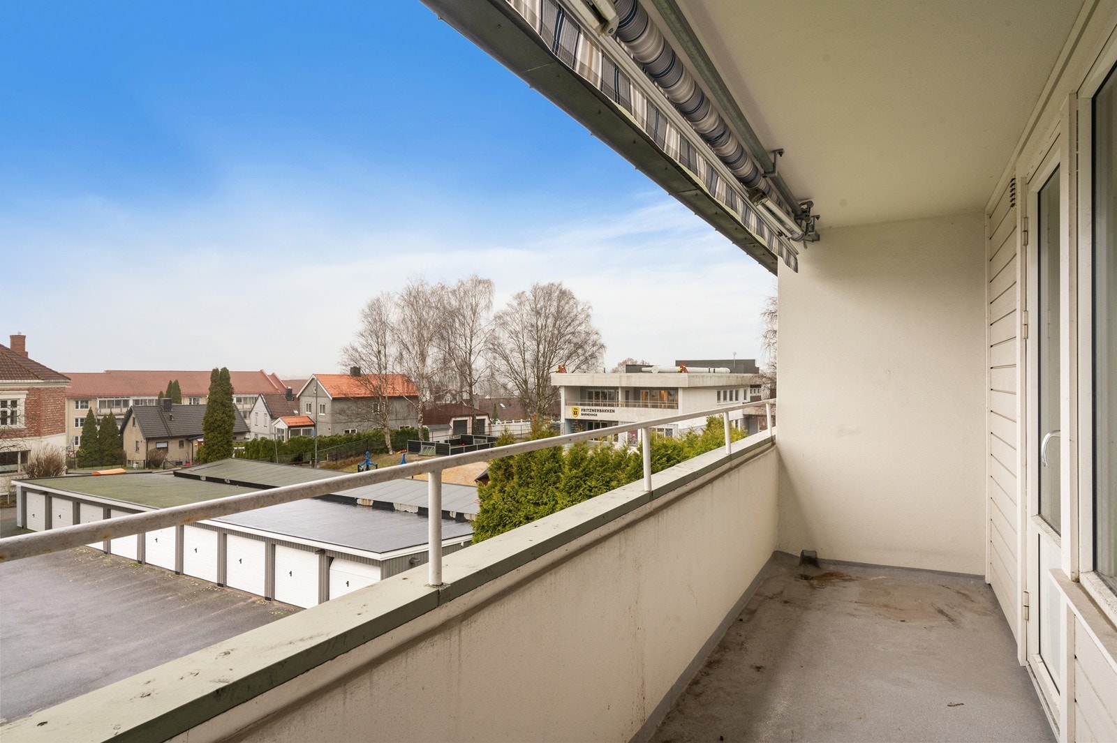 Fra stuen er det utgang til en overbygd, vestvendt veranda med plass til sittegruppe. Galleribilde