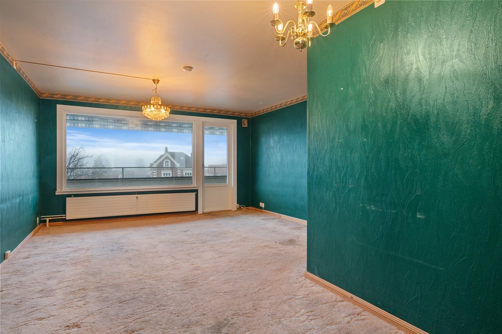 Stuen er et romslig og sentralt rom med store vindusflater mot vest. Galleribilde