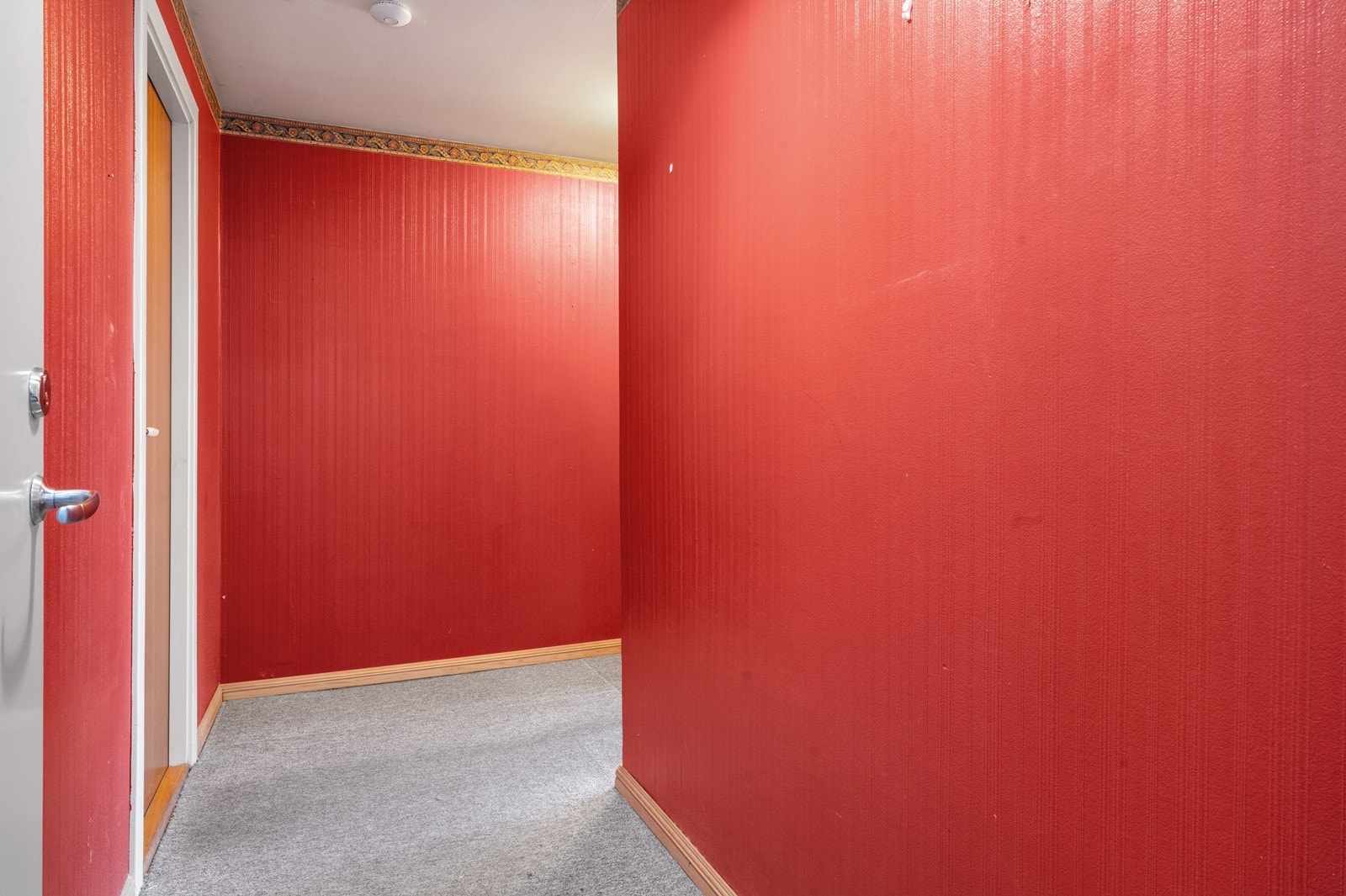 Entréen har en brann- og lydklassifisert dør fra 2014 som sikrer en trygg adkomst. Galleribilde