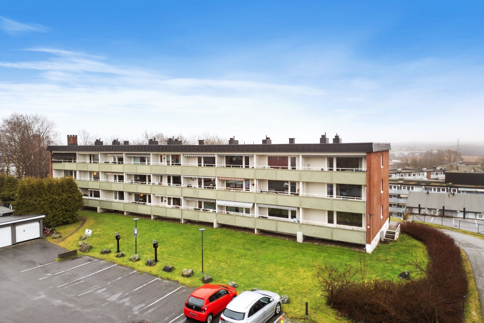 Bygningens vestfasade med overbygde verandaer som ble utbedret i regi av borettslaget i 2017. Galleribilde