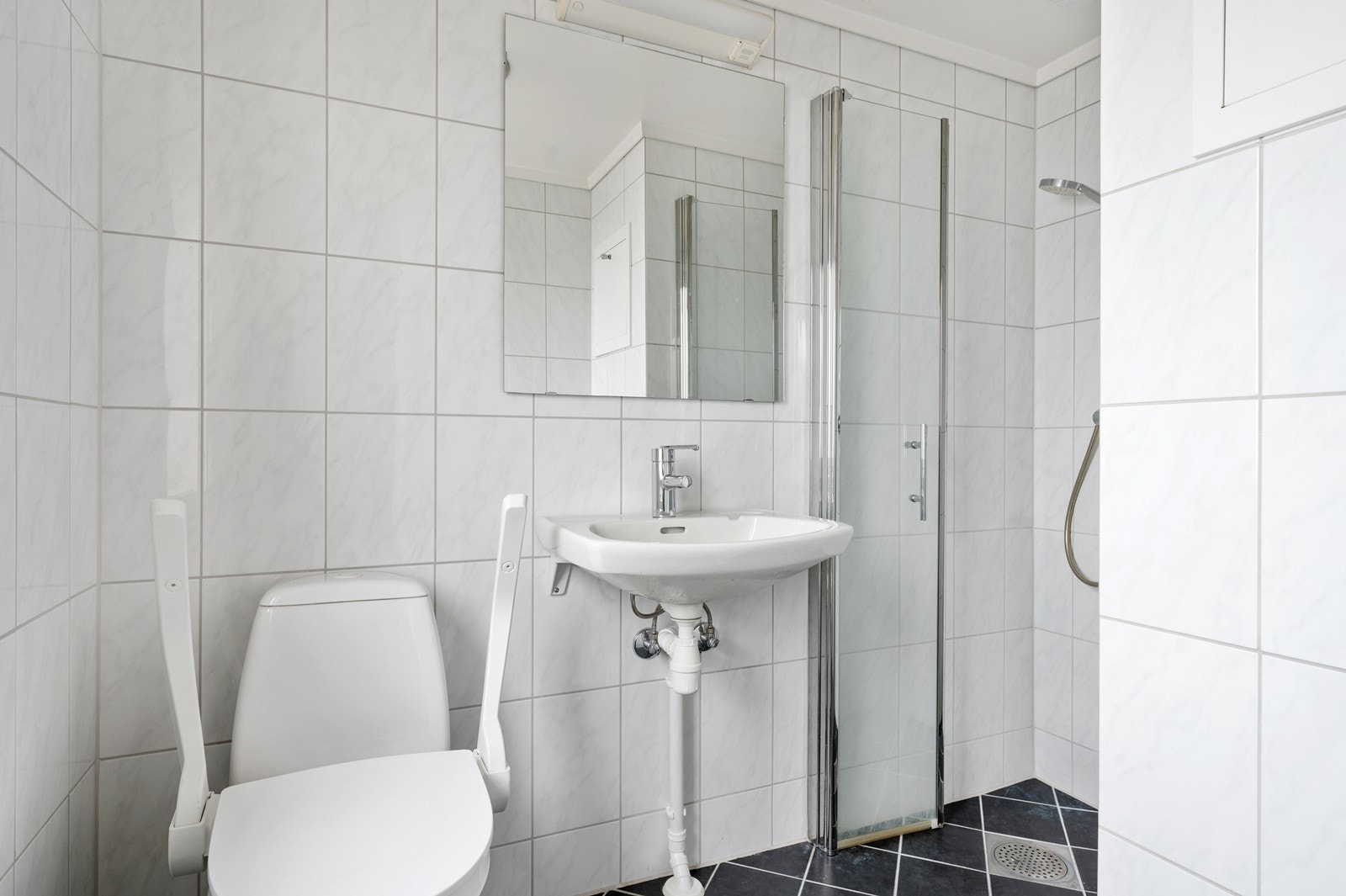 Badet ble renovert i 2014 med flislagt gulv med varmekabler og dusjnisje. Galleribilde