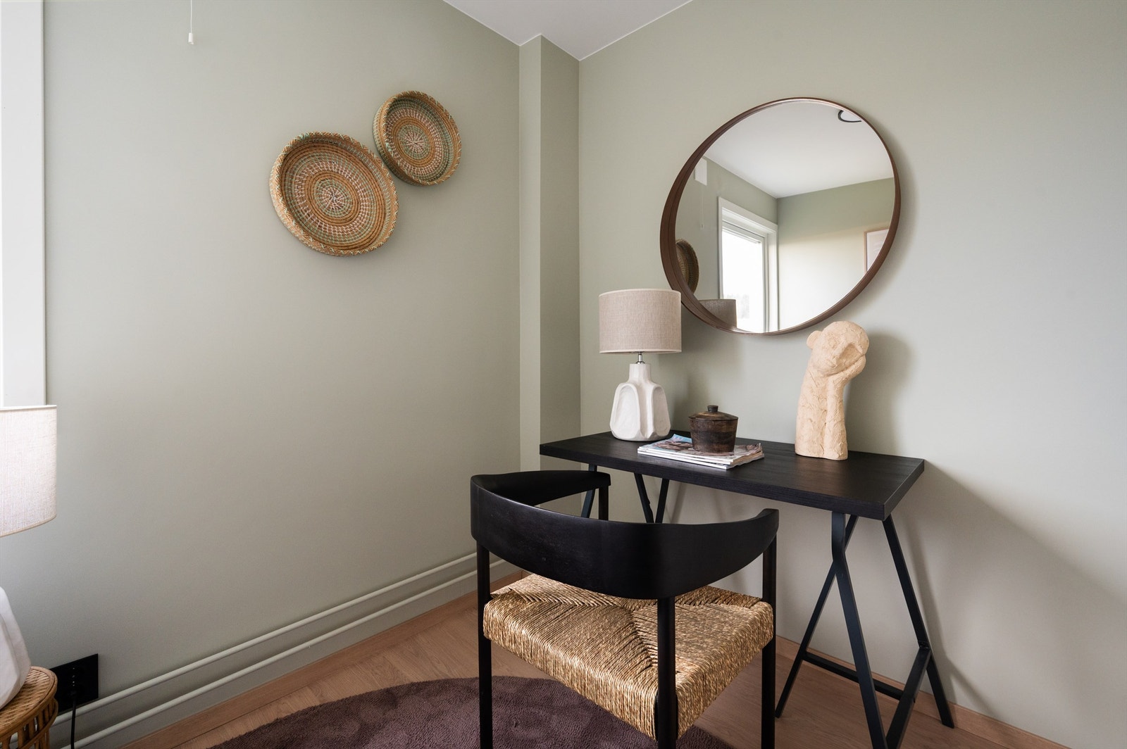 Også her er det valgt en rolig og tidsriktig farge på veggene. Galleribilde