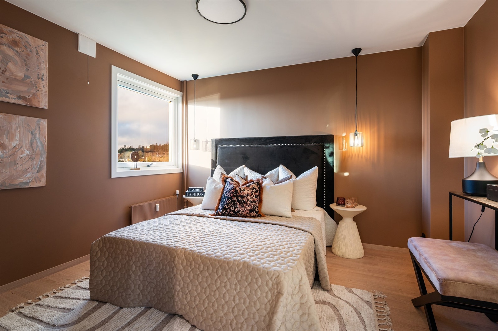 Hovedsoverommet har god plass til dobbeltseng og tilhørende møblement. Galleribilde