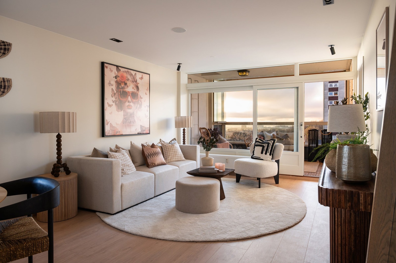 En meget lekker og lys 4-roms med attraktiv beliggenhet på Linderud. Dette er et svært ettertraktet nabolag, perfekt for deg som ønsker nærhet til det meste. Boligen ble totalrenovert i 2025. Galleribilde