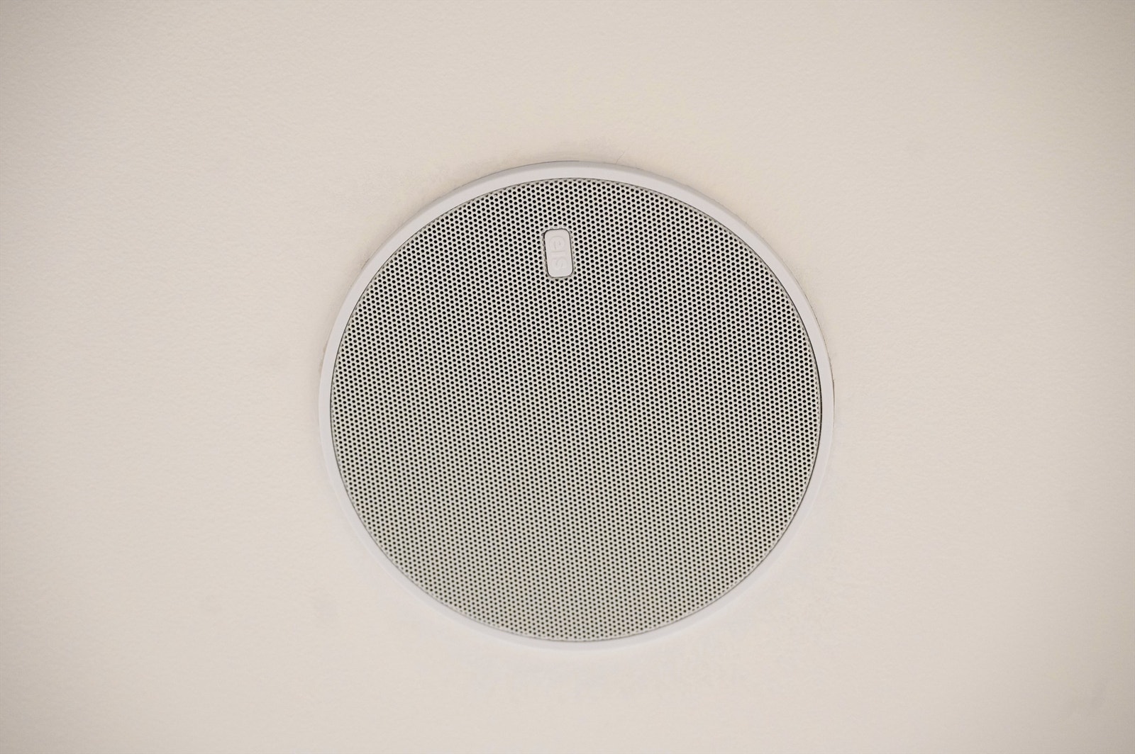 Hele stua er utstyrt med et innebygd lydsystem med integrerte høyttalere for en komplett lydopplevelse. Galleribilde