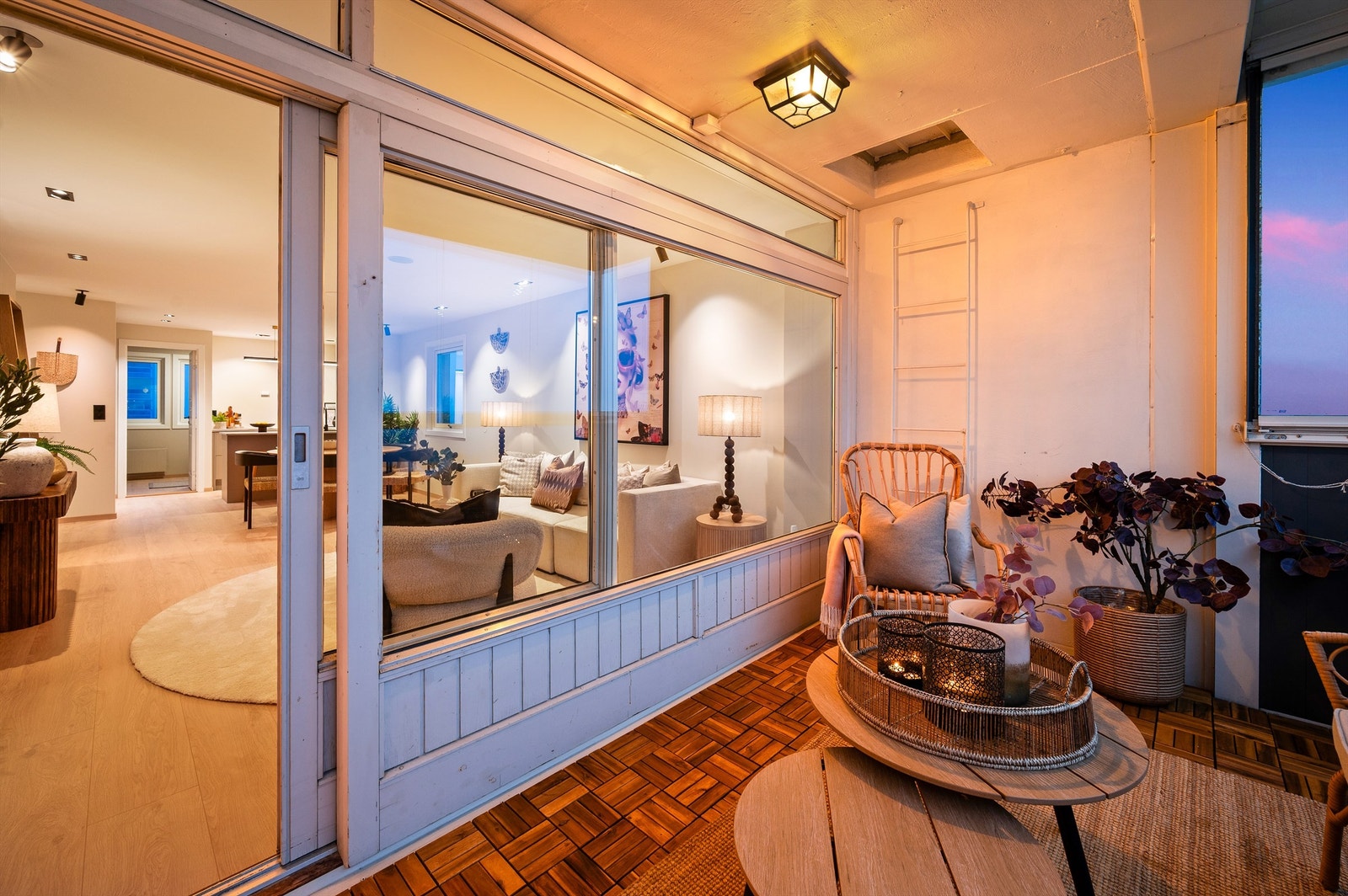 De store vindusflatene visker ut skillet mellom stuen og balkongen. Galleribilde