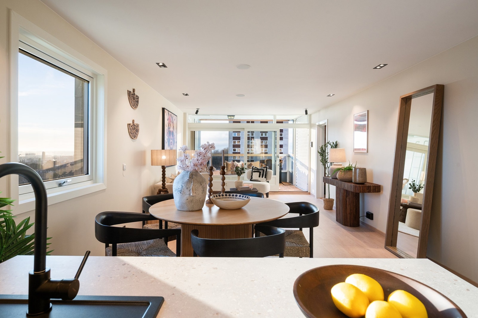 Fra kjøkkenbenken har du full oversikt over stuen og ut mot balkongen. Galleribilde