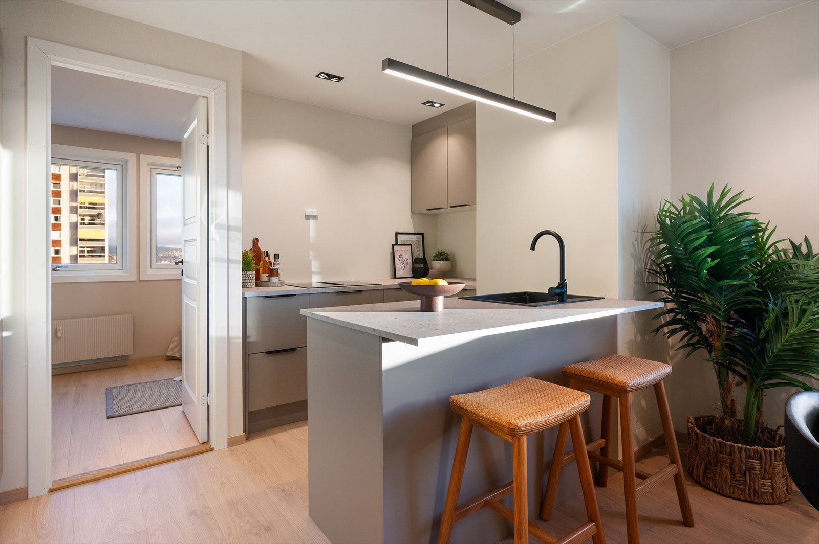 Det er rikelig med både skap- og benkeplass på kjøkkenet. Galleribilde