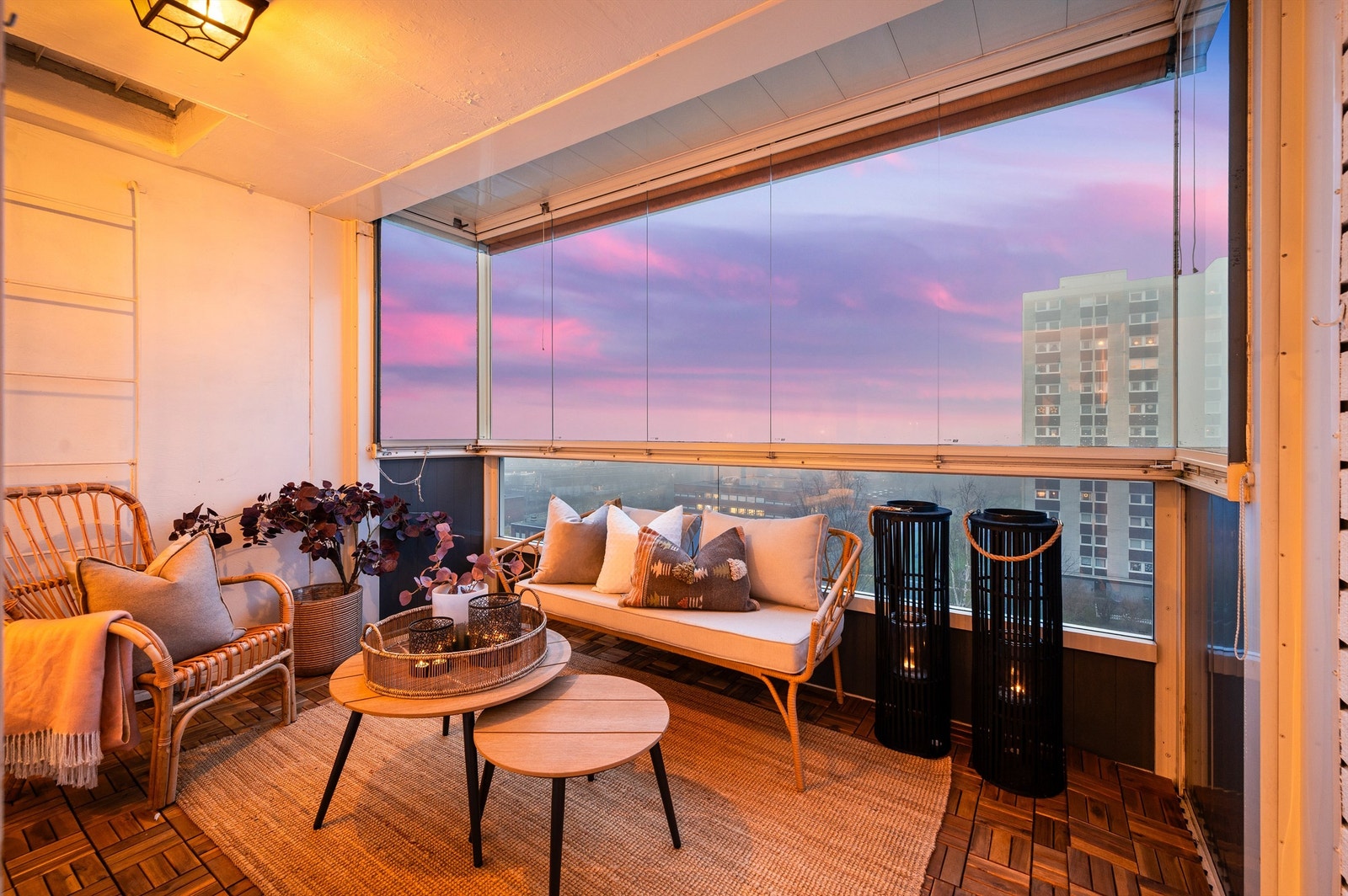 I deilig ettermiddagssol kan man nyte en god middag eller en kopp kaffe. Her får du med andre ord en flott forlengelse av stuen på sommerstid der du kan innrede med flere soner. Galleribilde