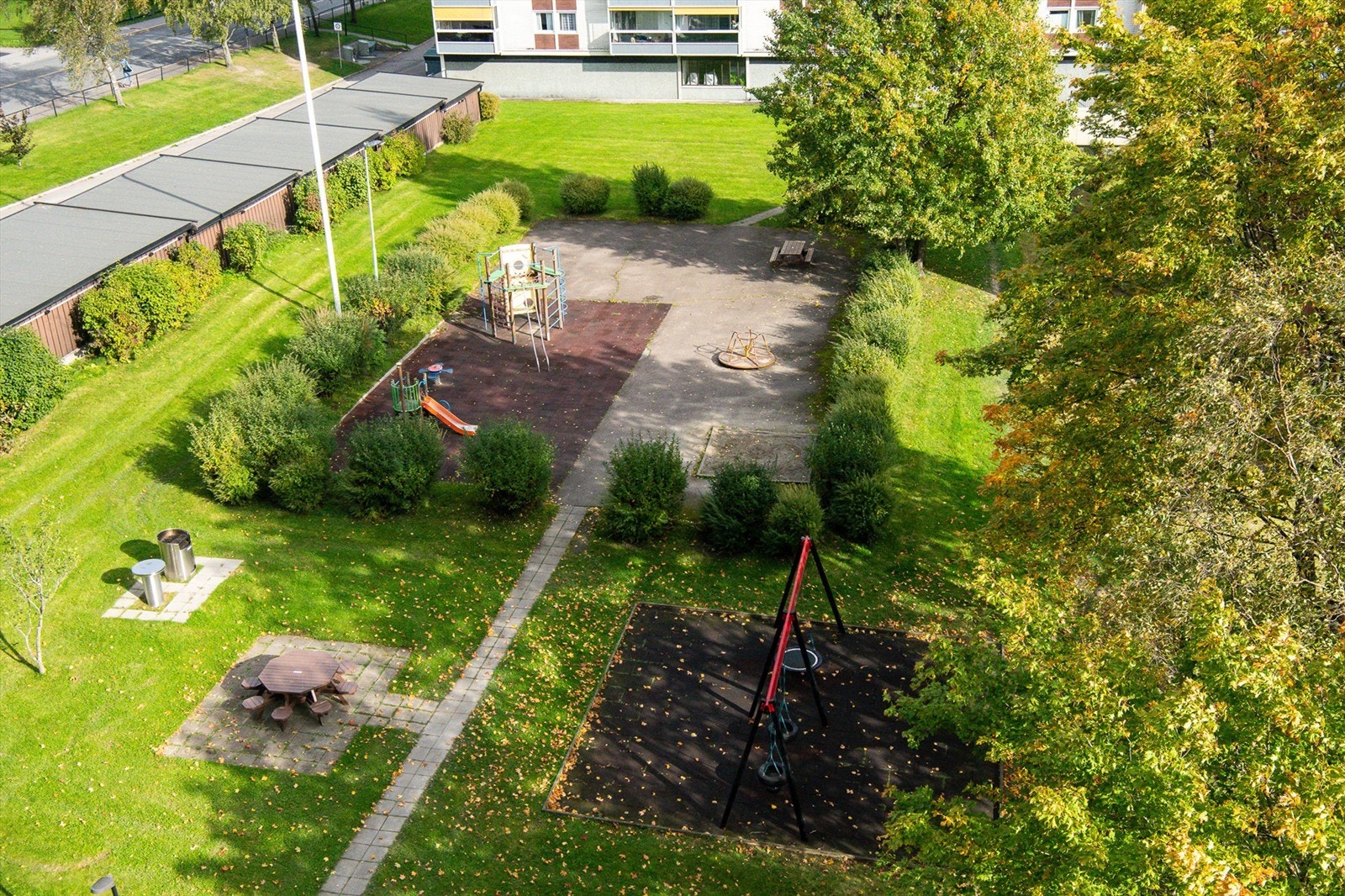 Fellesområdene utenfor blokken er hyggelig opparbeidet. Galleribilde