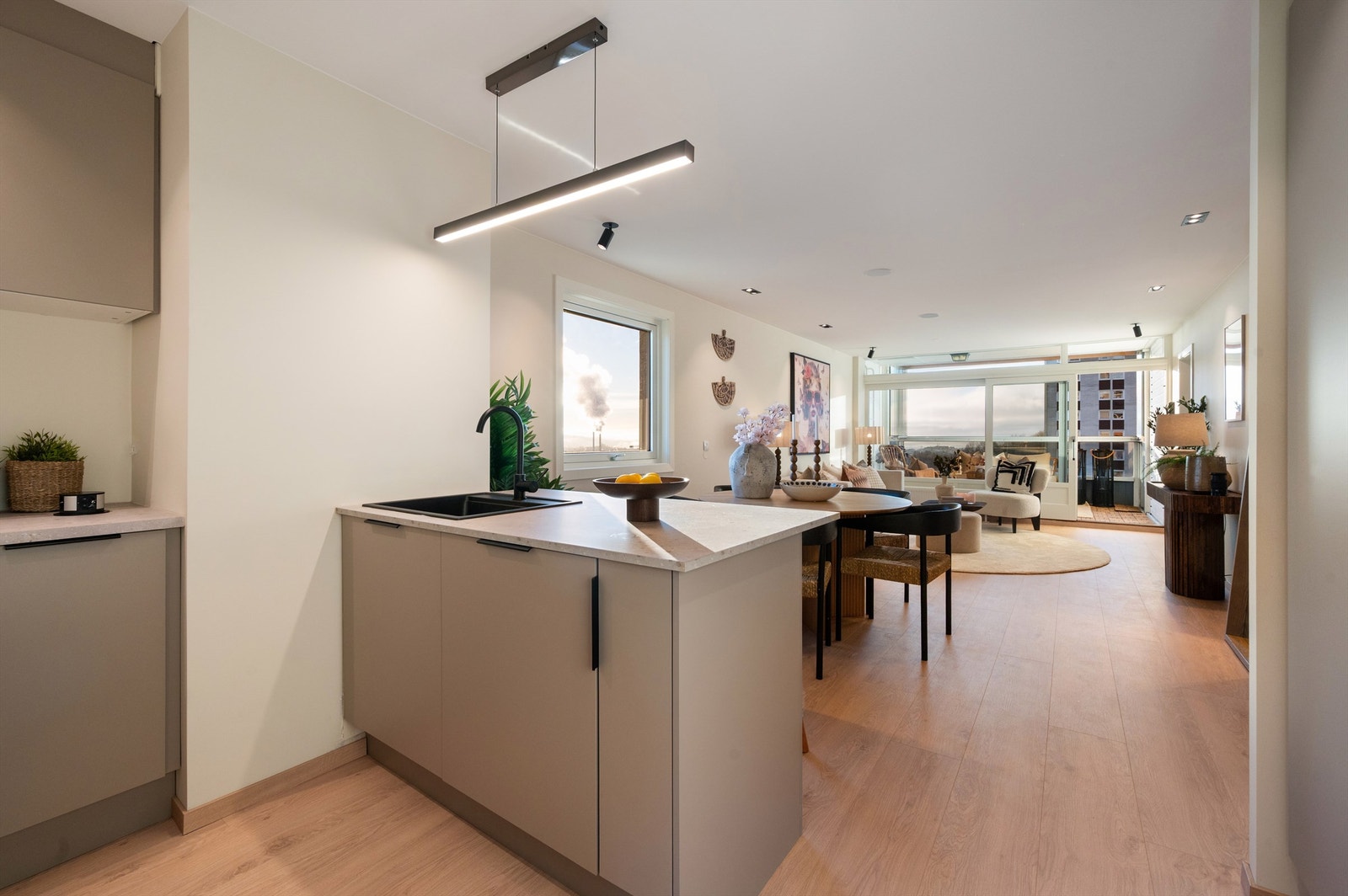 Platetopp med integrert ventilator gir et rent og funksjonelt uttrykk. Galleribilde