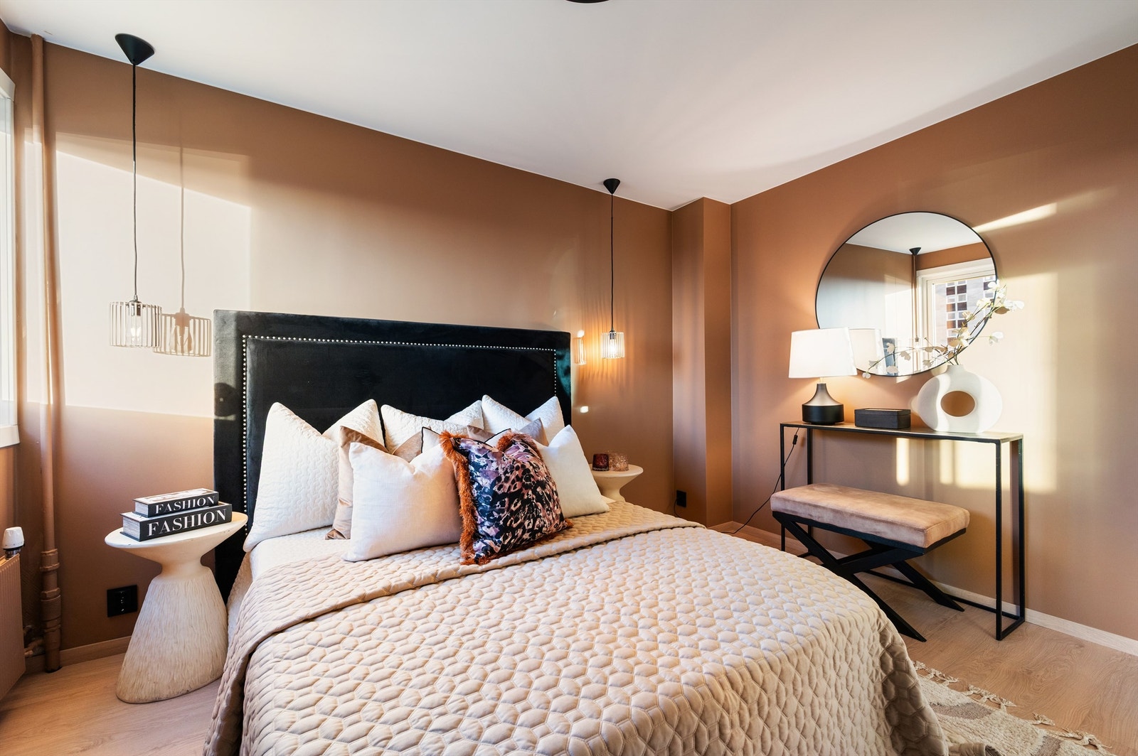 Rommet har en lun og behagelig atmosfære med en dempet fargepalett. Galleribilde