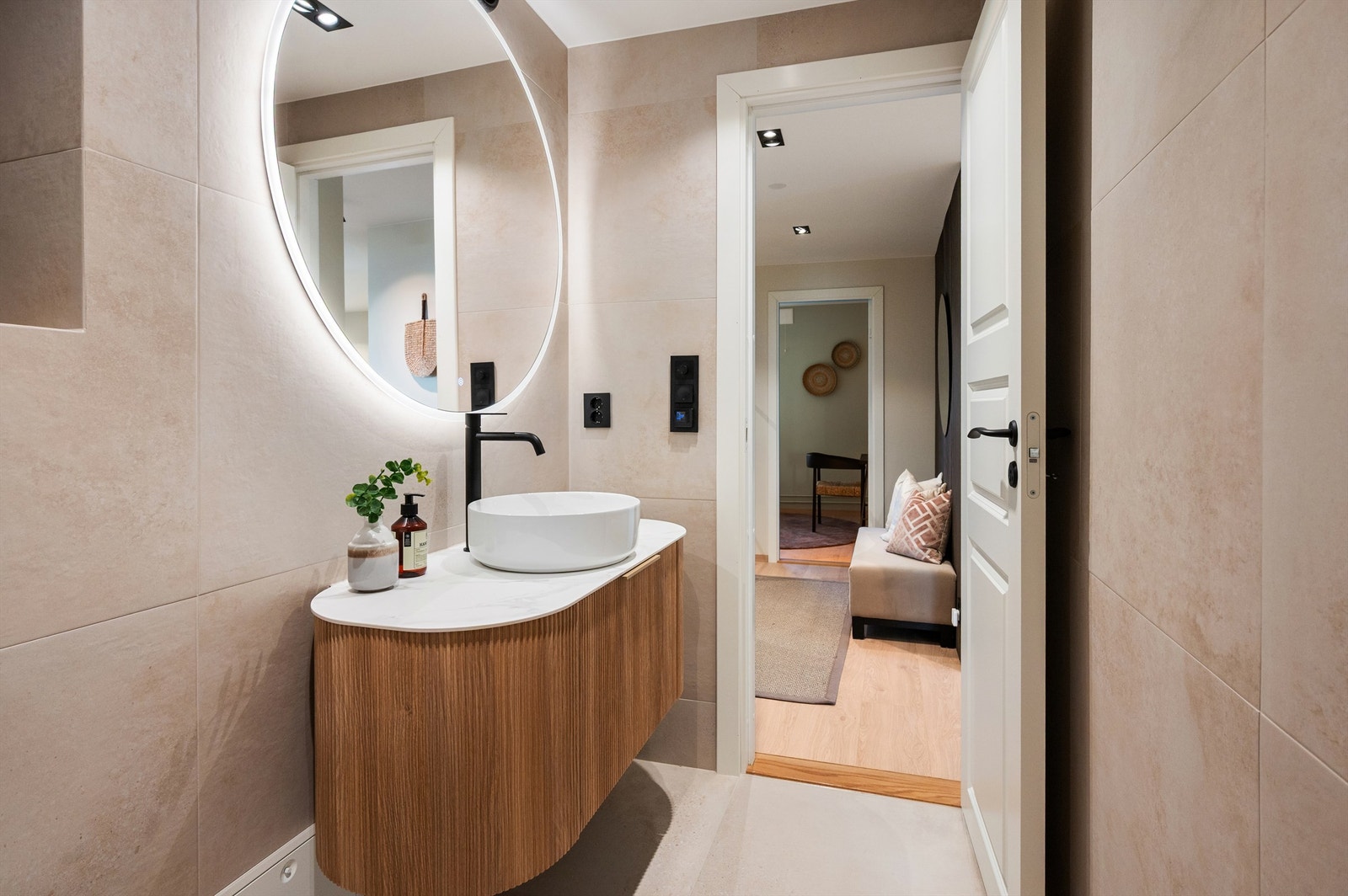 For ekstra komfort er det installert varmekabler i gulvet på badet. Galleribilde