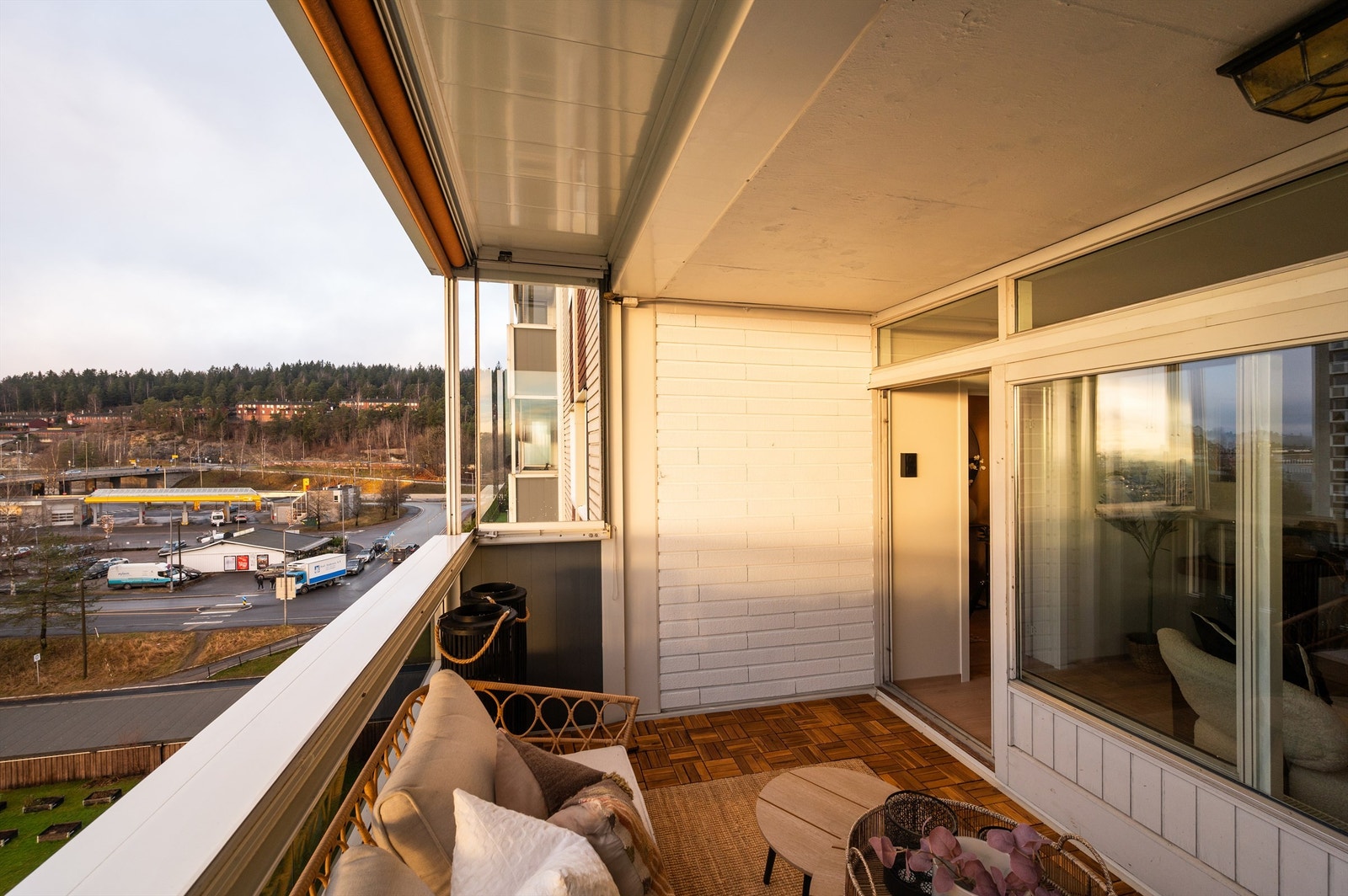 Balkongen har adkomst fra stuen, noe som skaper en fin flyt mellom inne- og uterom. Galleribilde