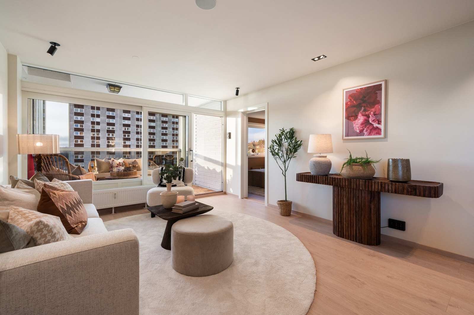 Gjennomgående nye overflater og enstavs laminatgulv skaper et helhetlig og moderne inntrykk. Galleribilde