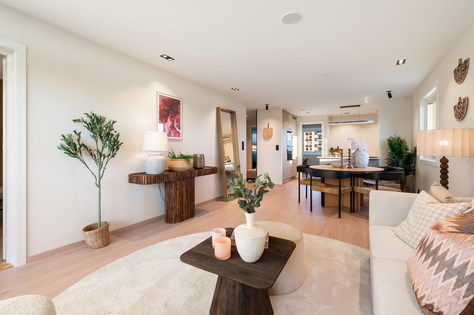 Stuen har også en naturlig plass for å innrede med et spisebord med god plass til å invitere på middagsselskaper. Galleribilde