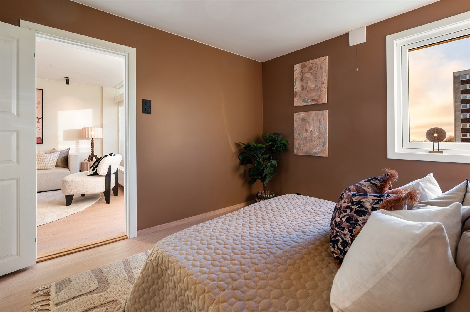 Fra soverommet er det enkel adkomst til leilighetens øvrige rom. Galleribilde