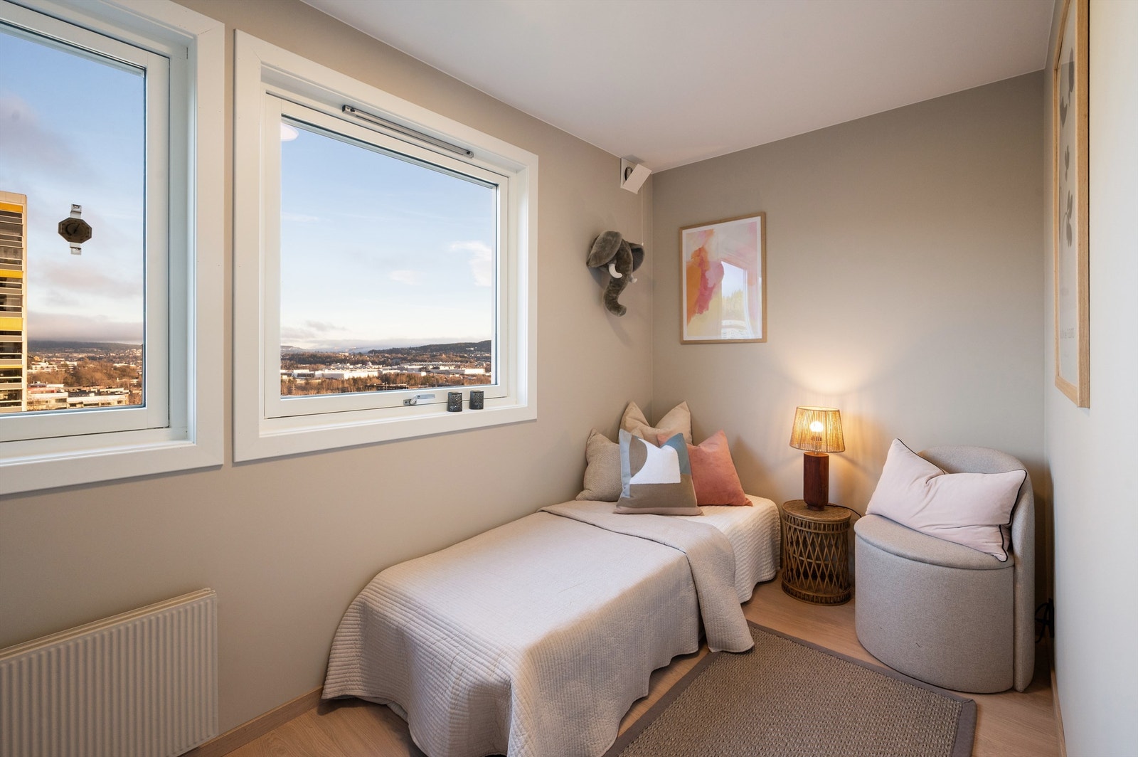 Det tredje soverommet er et hjørnerom med vinduer i to retninger, som gir gode lysforhold. Galleribilde