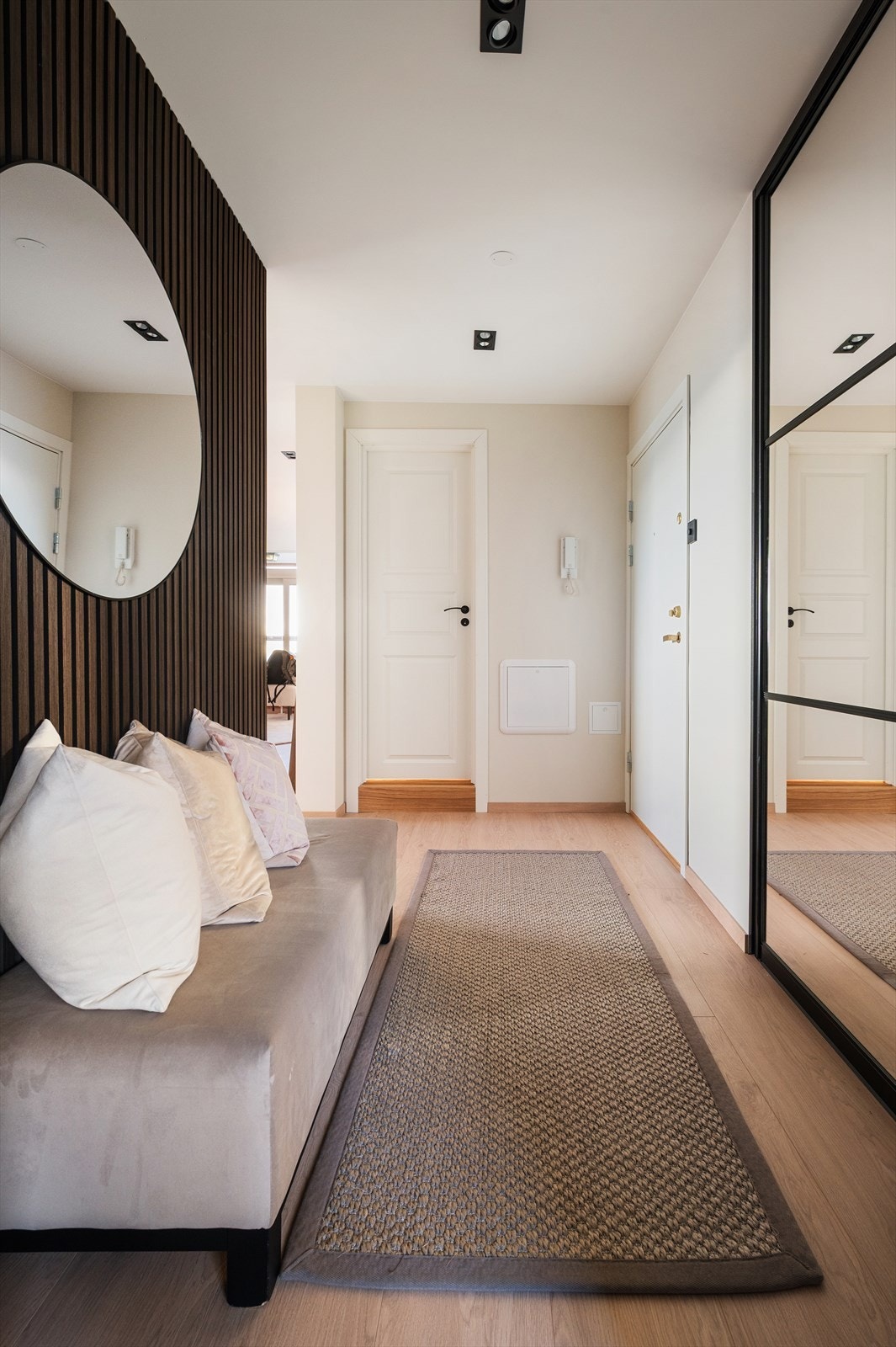 Leiligheten disponerer en bod på ca. 4 m² ved inngangen, samt en kjellerbod. Galleribilde