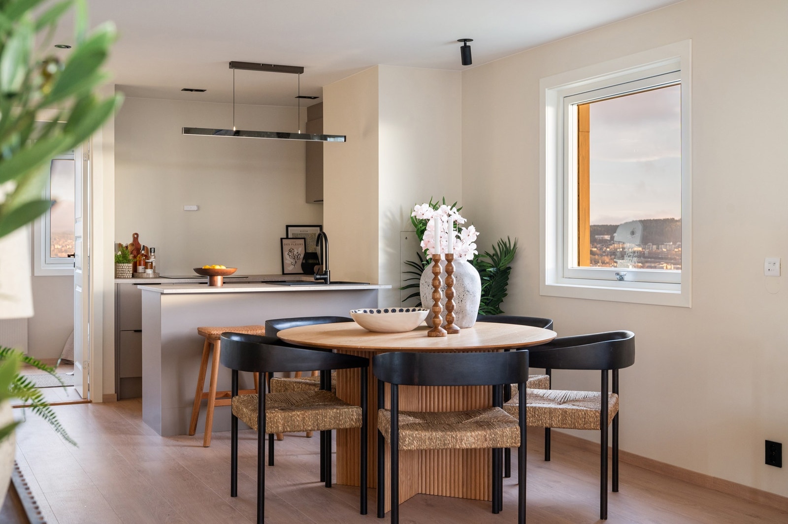 Spiseplassen er naturlig plassert i overgangen mellom kjøkken og stue. Galleribilde