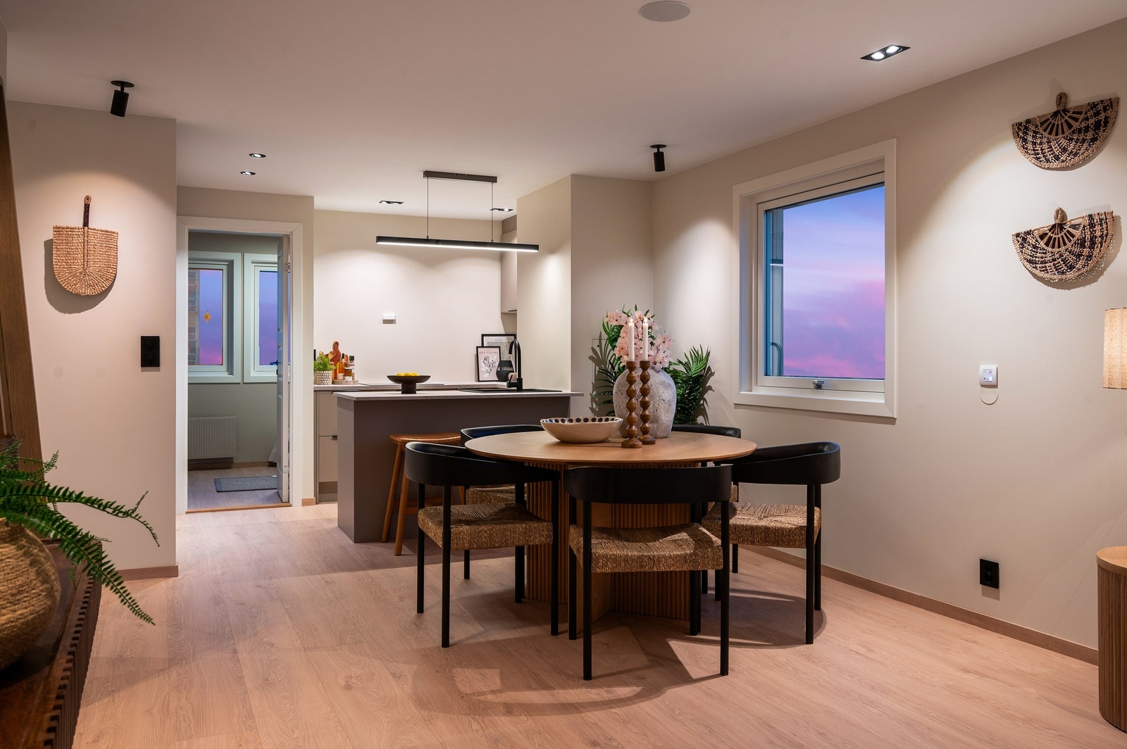 Moderne og funksjonelt kjøkken fra HTH. Kjøkkenet er fra 2025 og for mange er kjøkkenet det viktigste rommet i boligen. Kjøkkenet er holdt i en åpen løsning mot stuen, som gjør at rommet blir et naturlig og sosialt samlingspunkt i boligen. Galleribilde