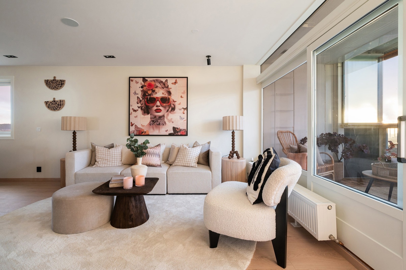 Det er god plass til sofagruppe og salongbord, samt tilhørende møblement. Galleribilde