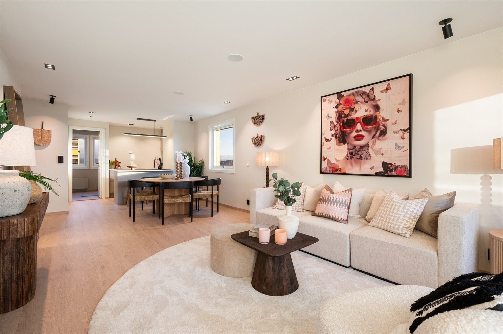 Boligen har en meget god planløsning. Stuen er av god størrelse med plass til sofa, tilhørende salongbord og TV-seksjon. Galleribilde