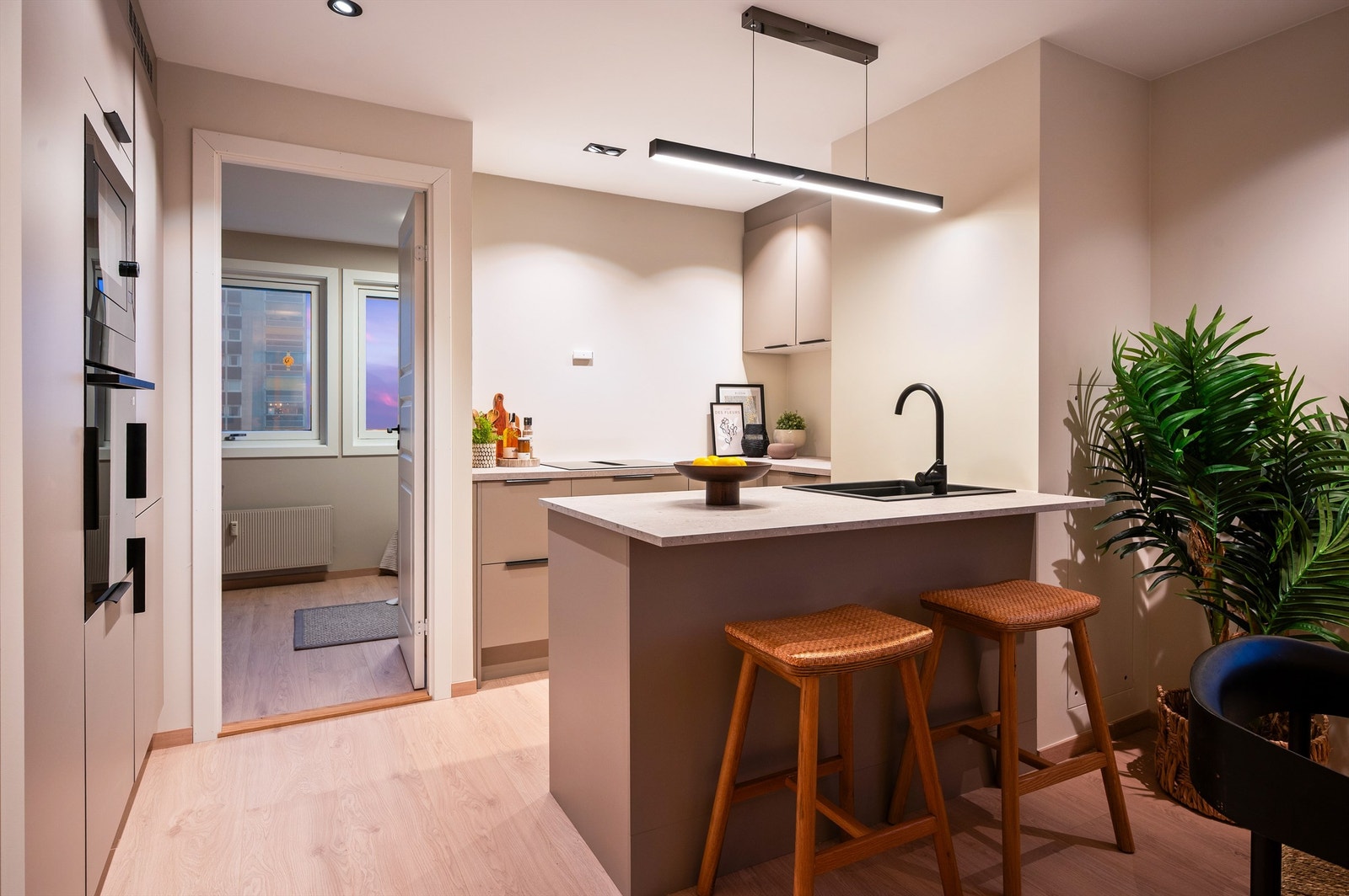 Kjøkkenøya fungerer som et naturlig samlingspunkt og gir ekstra arbeidsflate. Galleribilde