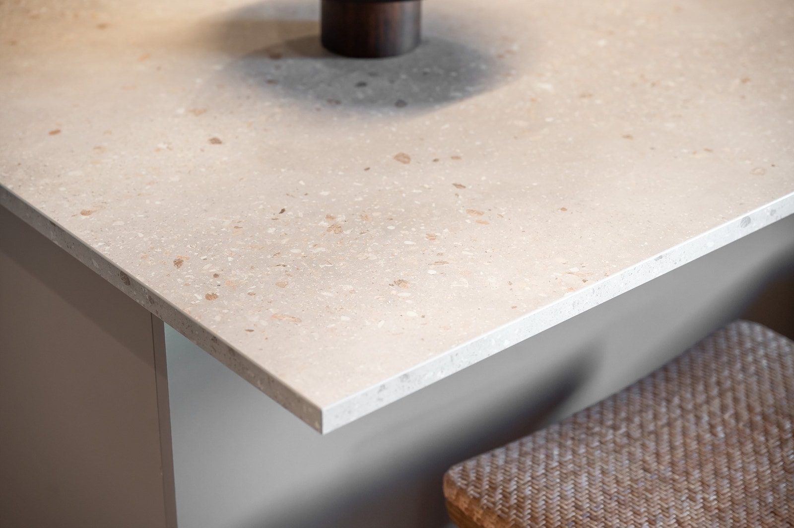 Detalj av den slitesterke og stilrene benkeplaten. Galleribilde