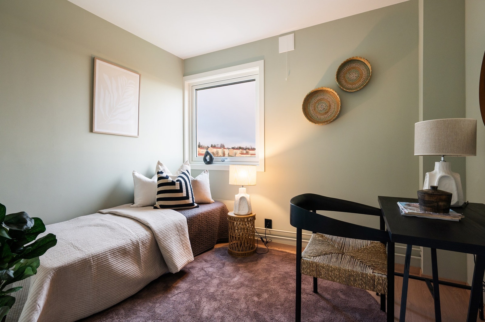 Leilighetens andre soverom egner seg godt som barnerom, gjesterom eller kontor. Galleribilde