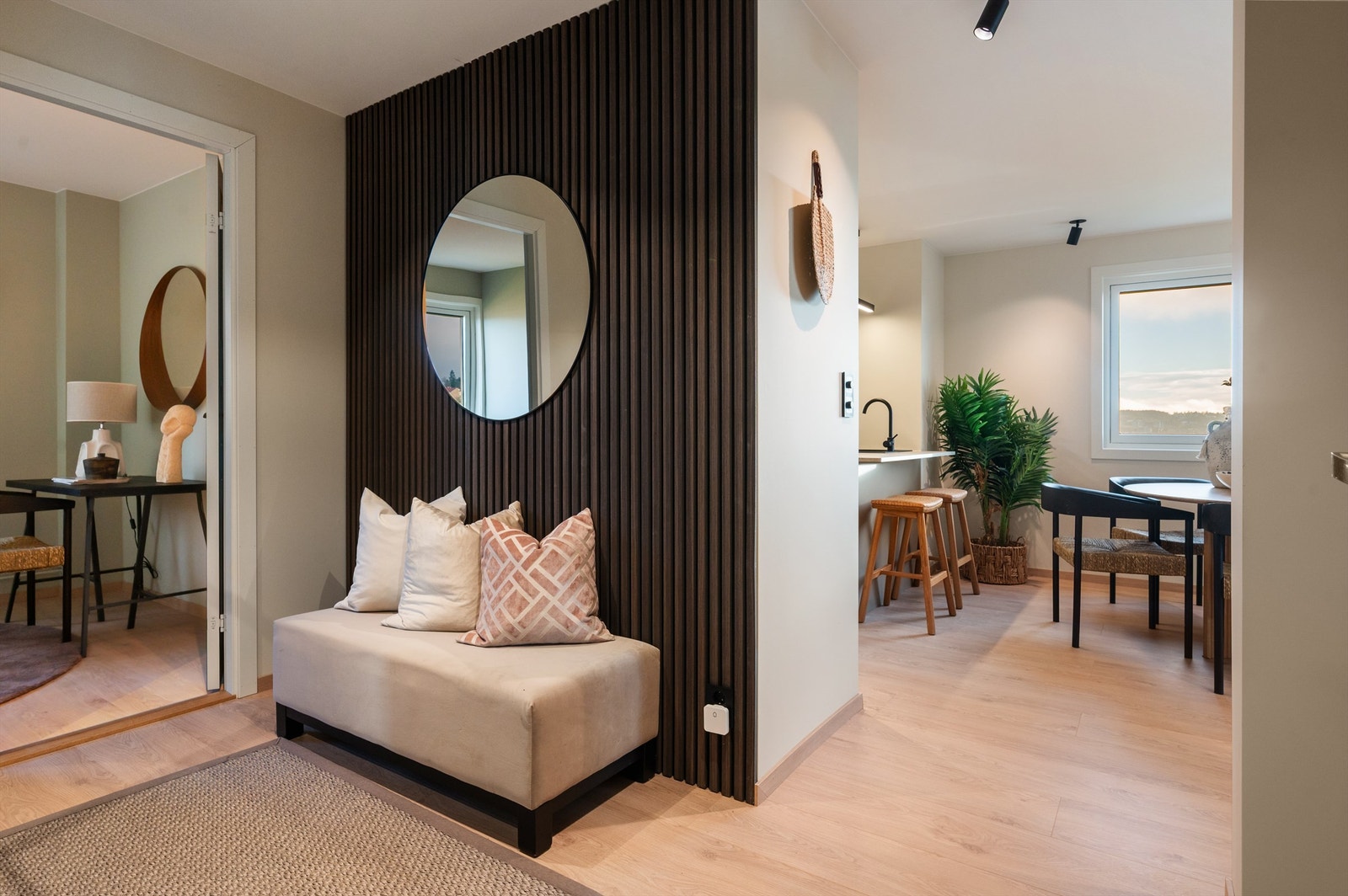 Entréen ønsker velkommen med en stilren spilevegg og god plass. Galleribilde