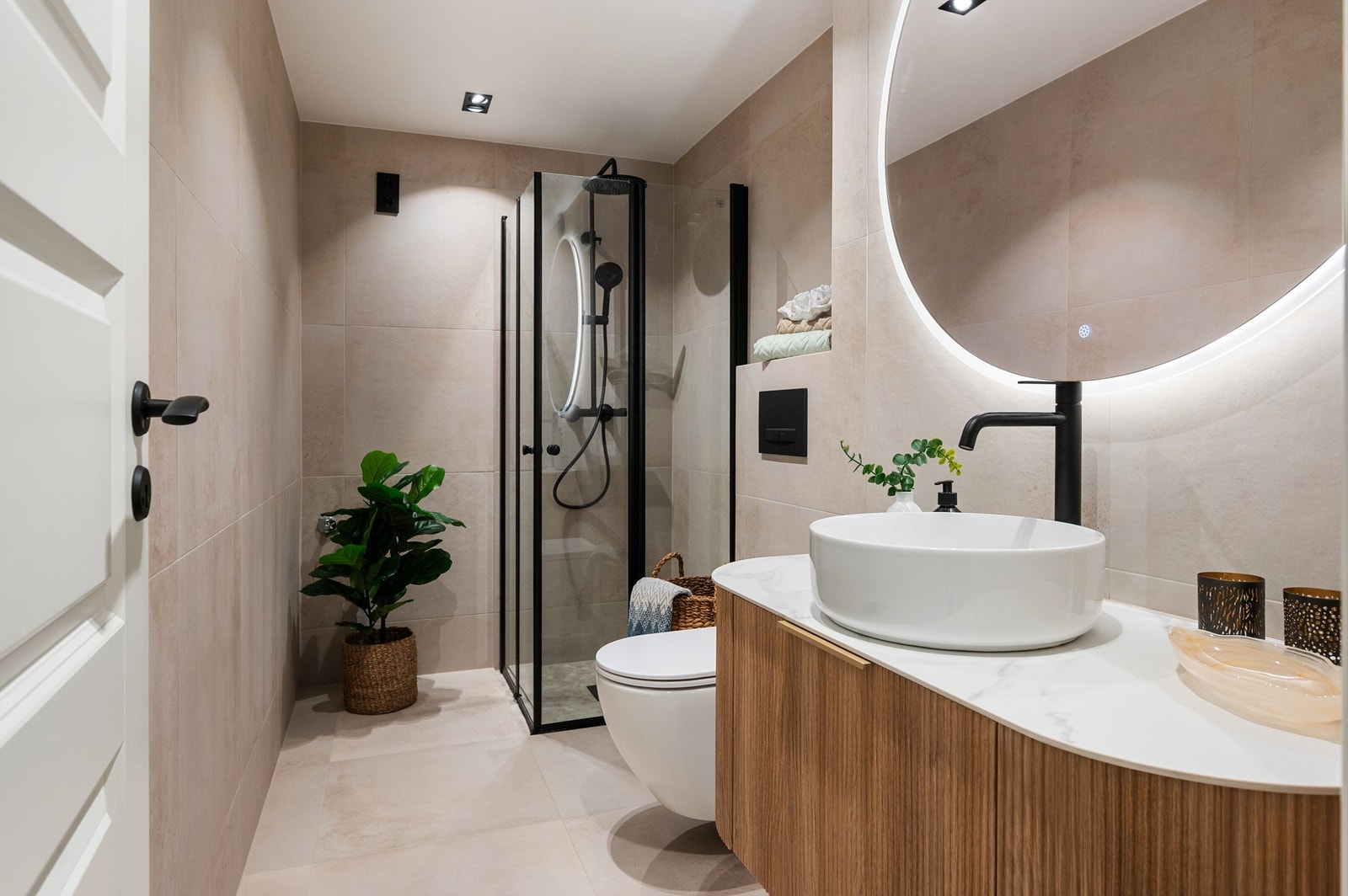 Ved totalrenovering av bad i 2025 ble det valgt utsøkte materialer og høy grad av finish. Overflatene er lyse og er stilfullt innredet med store, beige vegg- og gulvfliser. Skikkelig spafølelse! Galleribilde