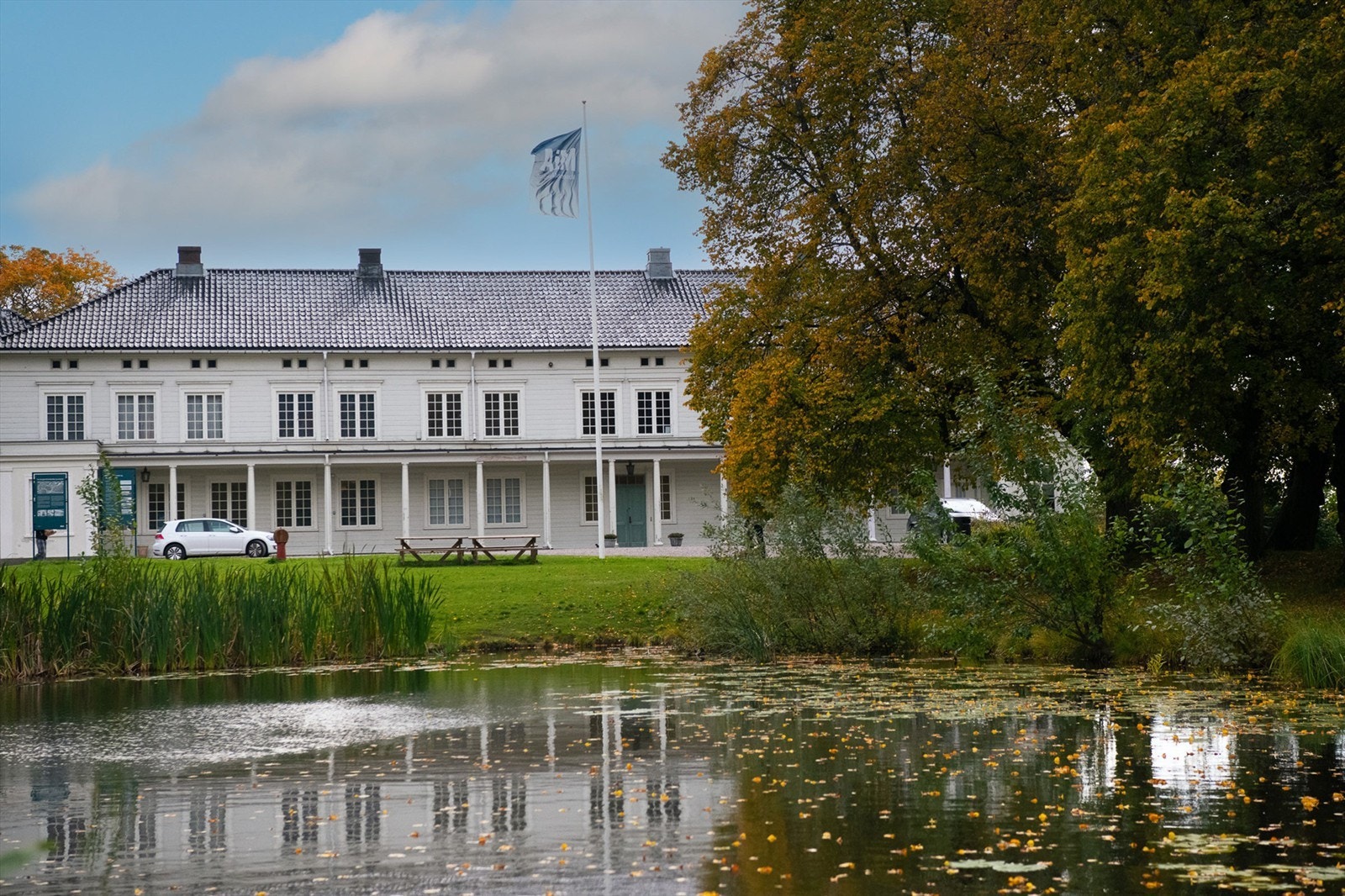 Linderud gård er en perle i Groruddalen. Hagen er åpen for publikum hver, hele året. Her kan du nyte en spasertur i unike omgivelser, eller bli med på en av våre hageomvisninger i sommersesongen. Galleribilde