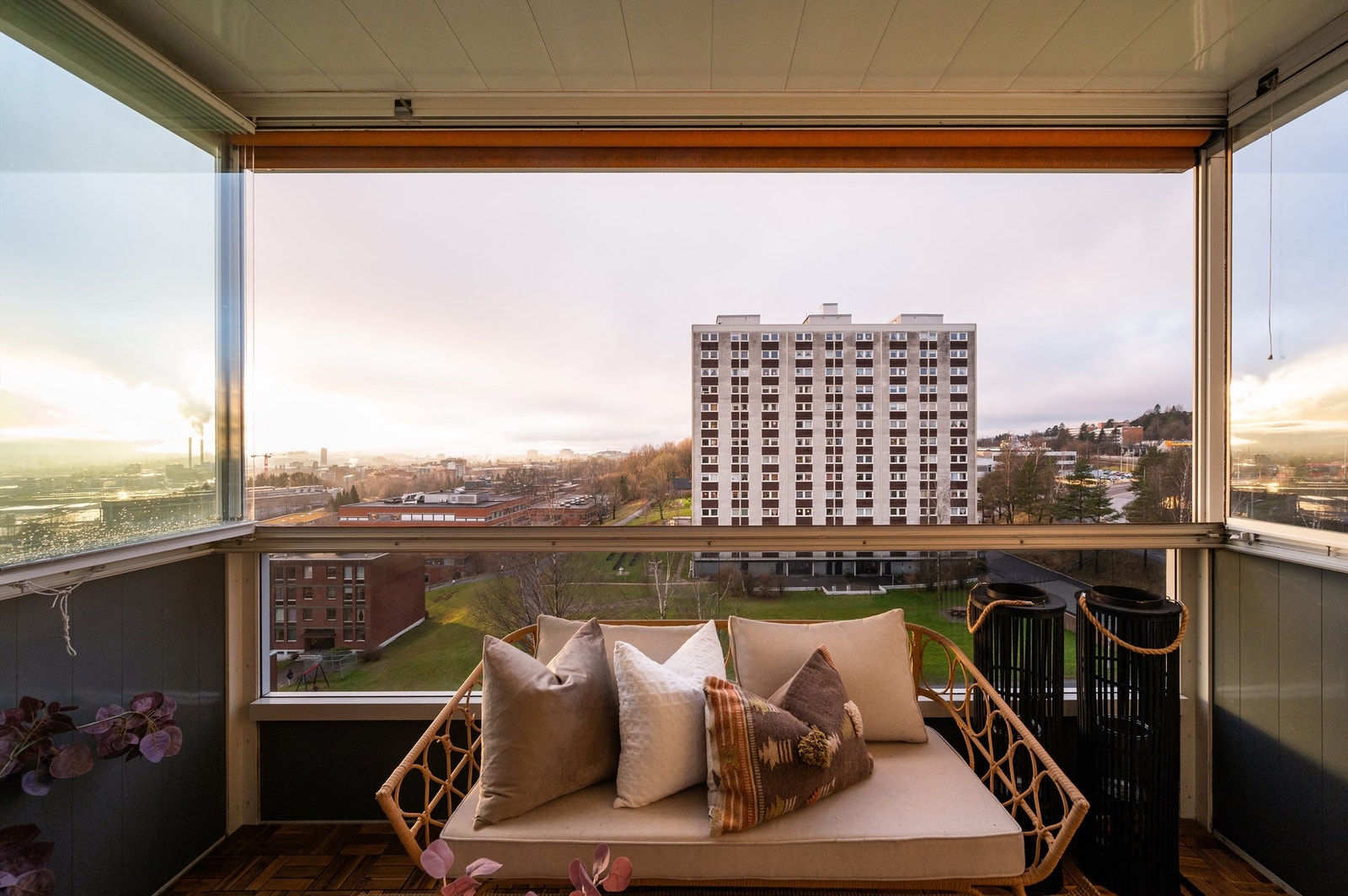 Balkongen har god plass til en sittegruppe og kan nytes store deler av året takket være innglassingen. Galleribilde