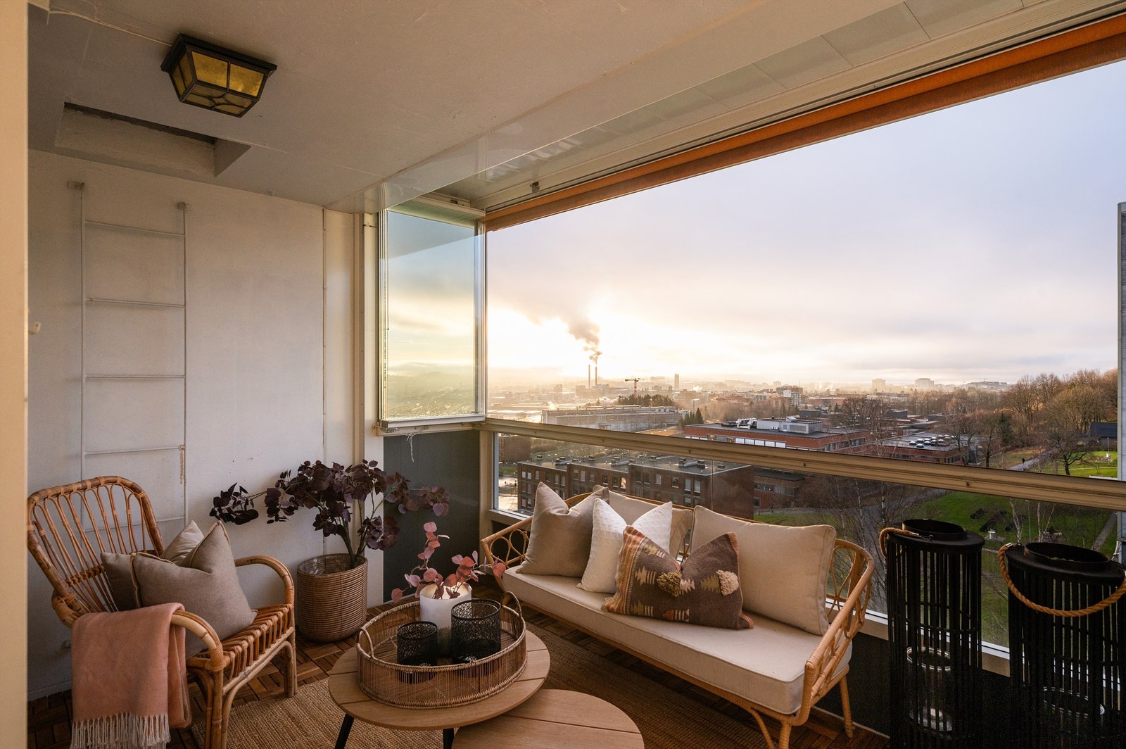 Velkommen ut i solen! Fra stuen kommer man ut til boligens vestvendte balkong på ca. 9 kvm. Om sommeren brukes balkongen som en del av stuen. Balkongen er innglasset. Galleribilde