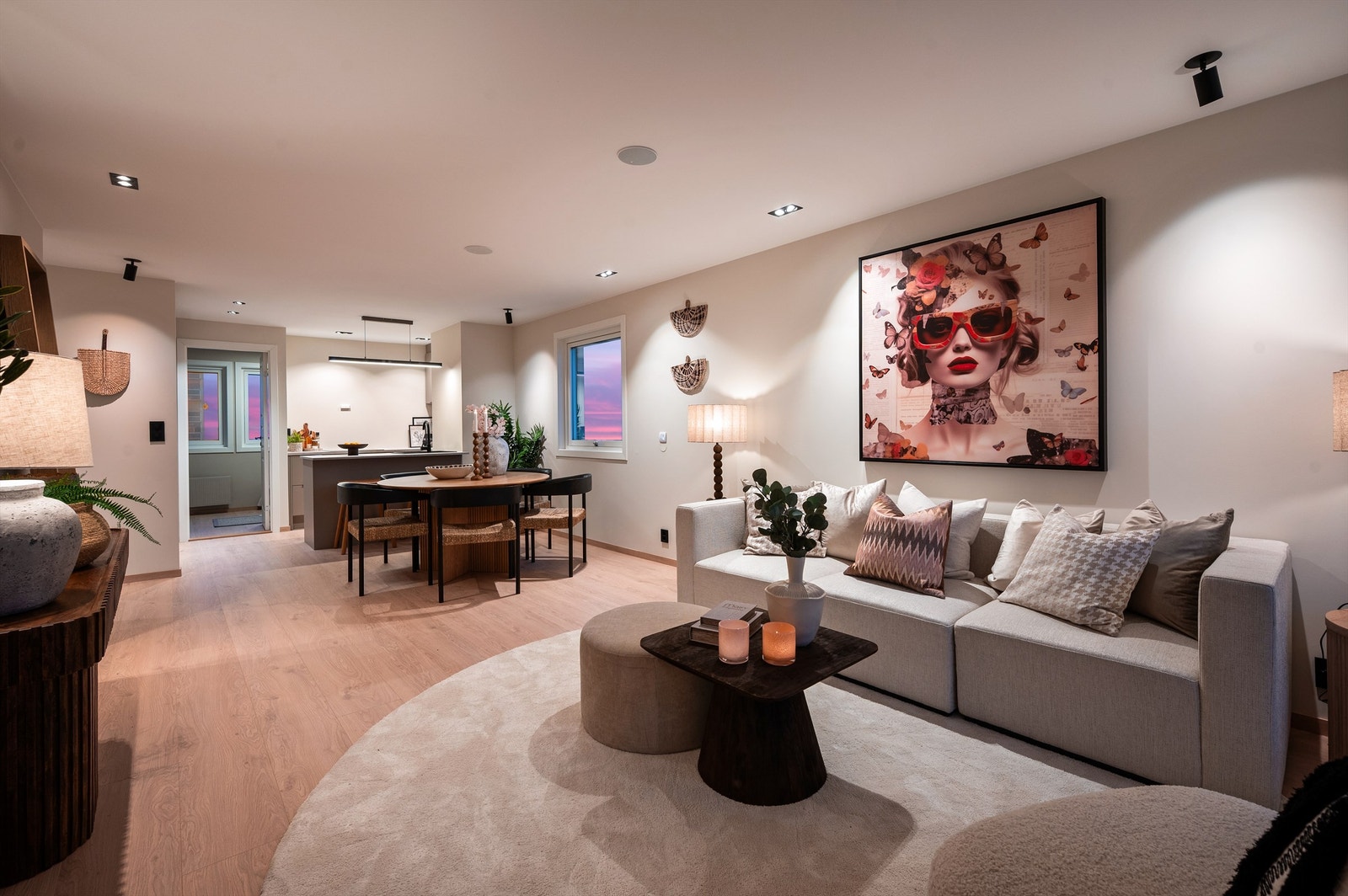 Denne boligen er perfekt for deg som ønsker å bo i en moderne og lekker 4-roms leilighet med nærhet til det aller meste av det du skulle trenge i hverdagen. Galleribilde