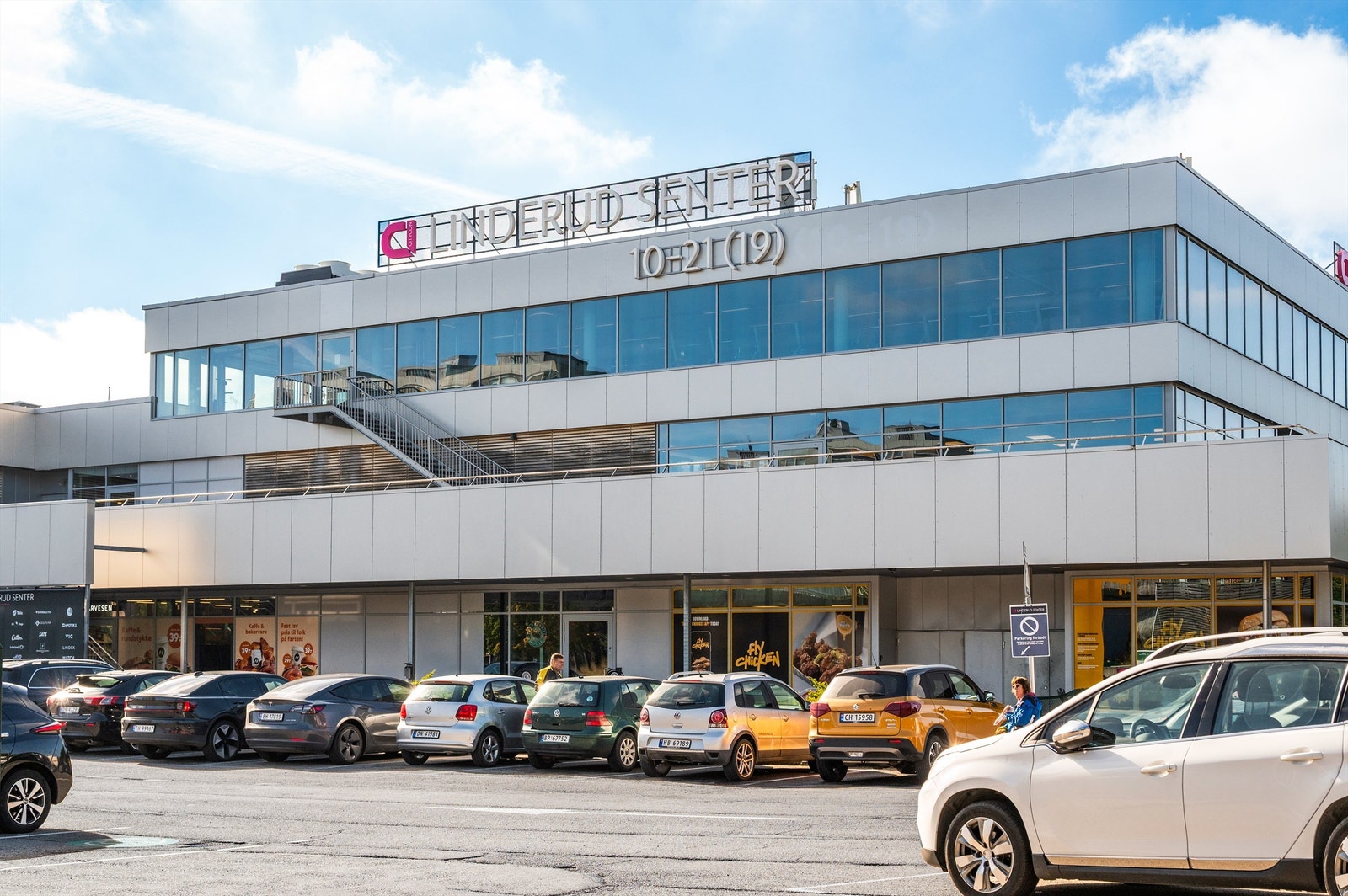 Linderud senter ligger kun et steinkast unna leiligheten. Senteret har i dag 60 butikker og er størst på helse og velvære i Groruddalen. Galleribilde