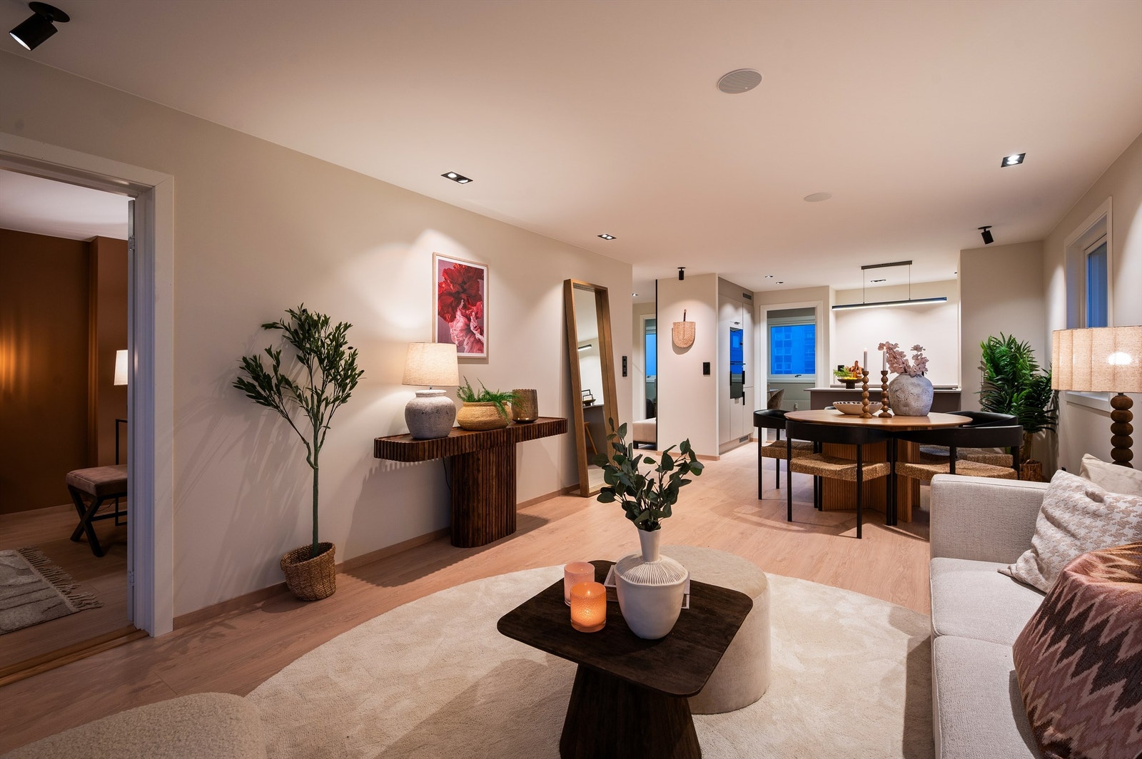 Gjennomtenkt belysning med downlights og spotter i hele boligen. Galleribilde