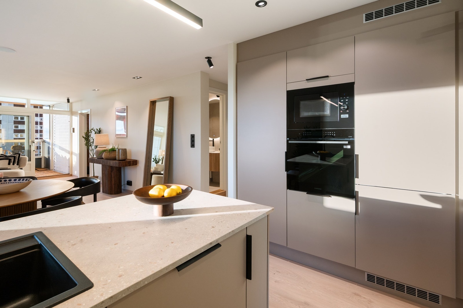 Alle hvitevarer er integrert, inkludert stekeovn, mikrobølgeovn og kombiskap. Galleribilde