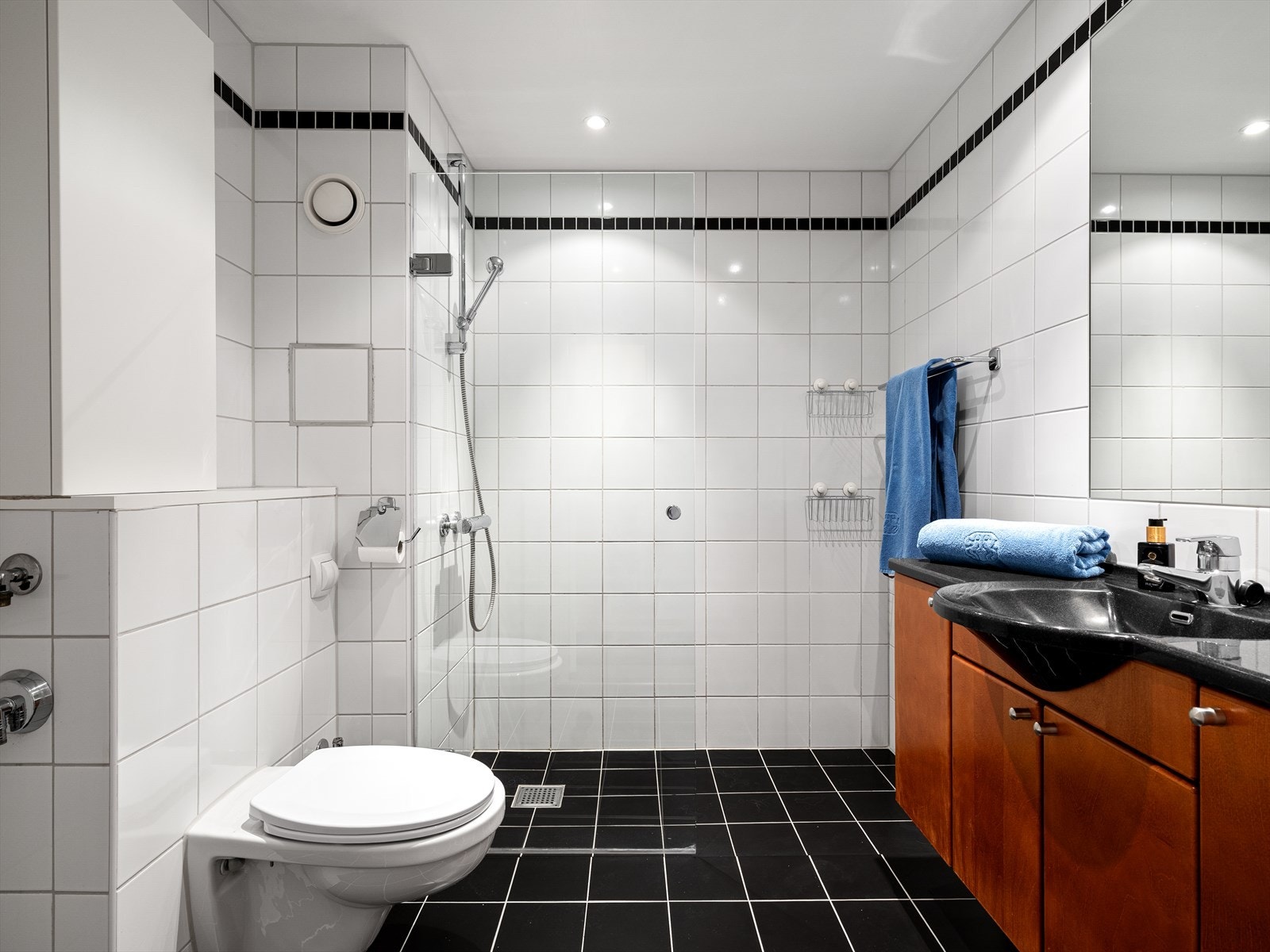 Helfliset bad med dusjhjørne. God belysning gir en innbydende atmosfære Galleribilde