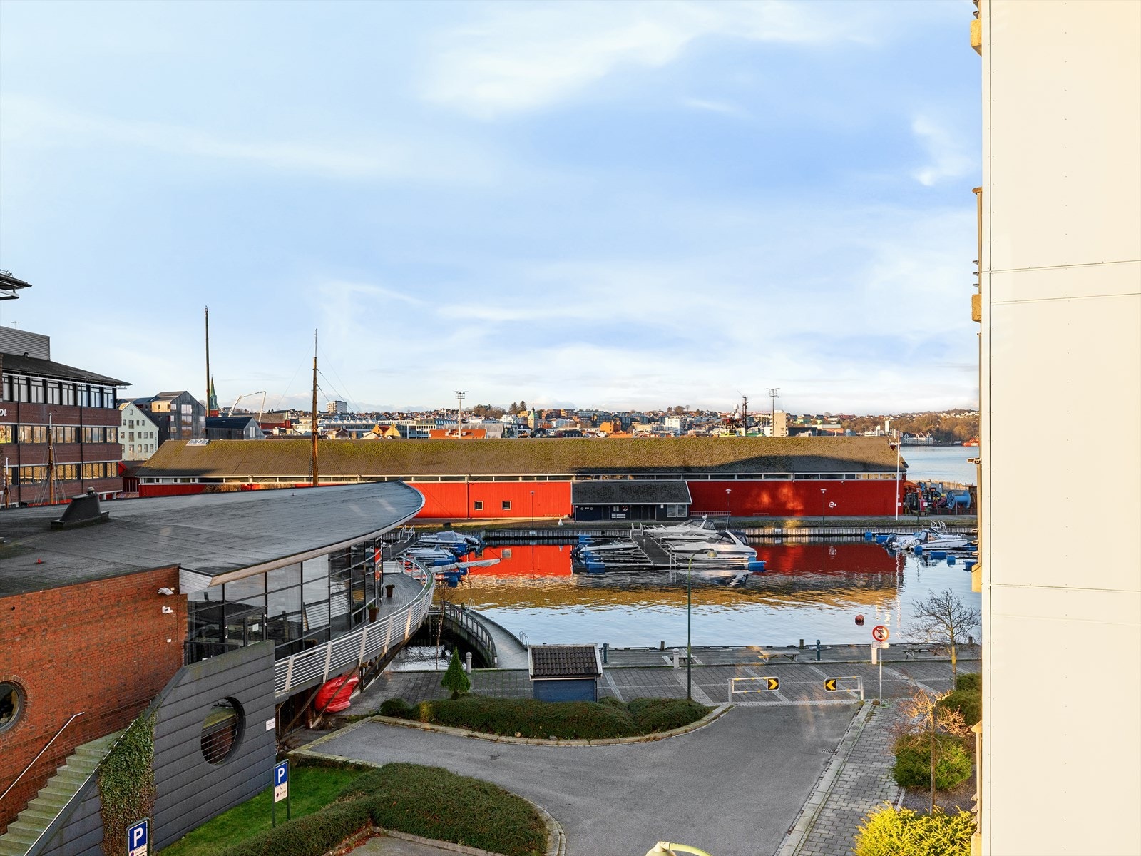 Nærhet til sjøen gir en idyllisk og maritim atmosfære Galleribilde