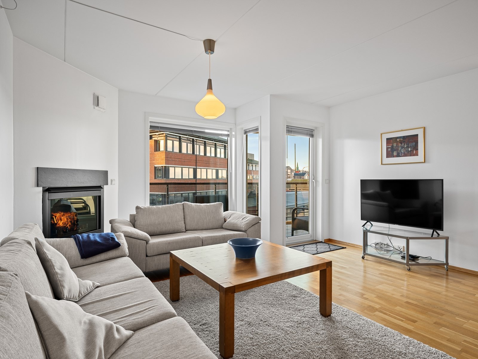 Lys stue med utgang til balkong Galleribilde