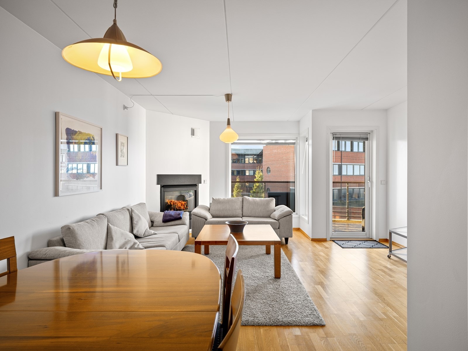 Stuen har store vindusflater som gir utsyn og naturlig lysinnslipp Galleribilde