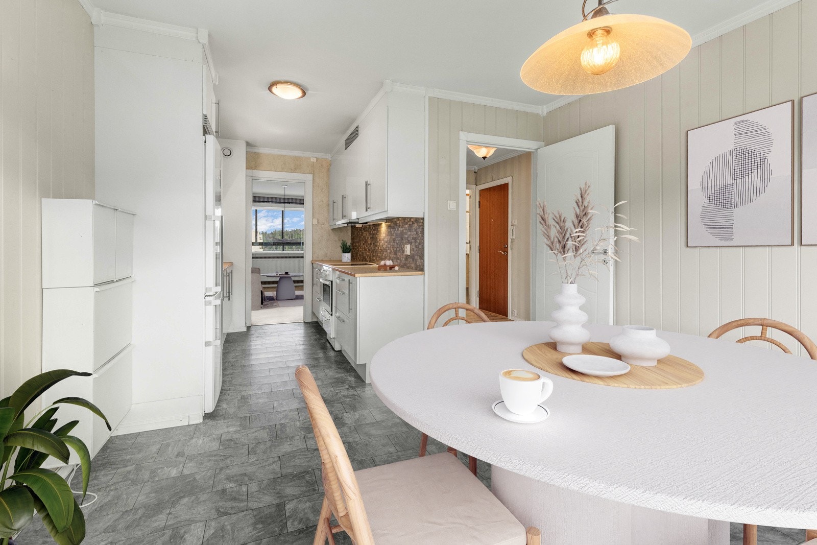 Spisestuen ligger naturlig videre inn fra kjøkkenet, med god plass til spisebord. (Bildet er digitalt stylet). Galleribilde