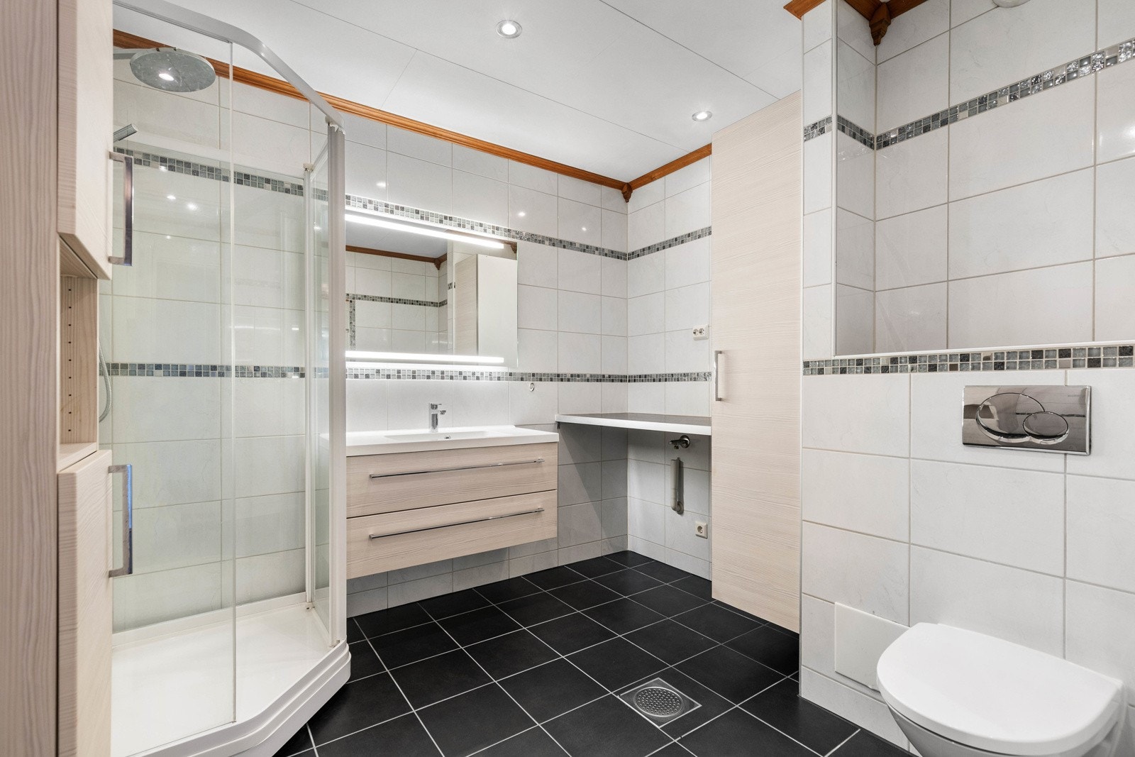 Stort, flislagt bad med behagelig gulvvarme og downlights i himlingen. Galleribilde