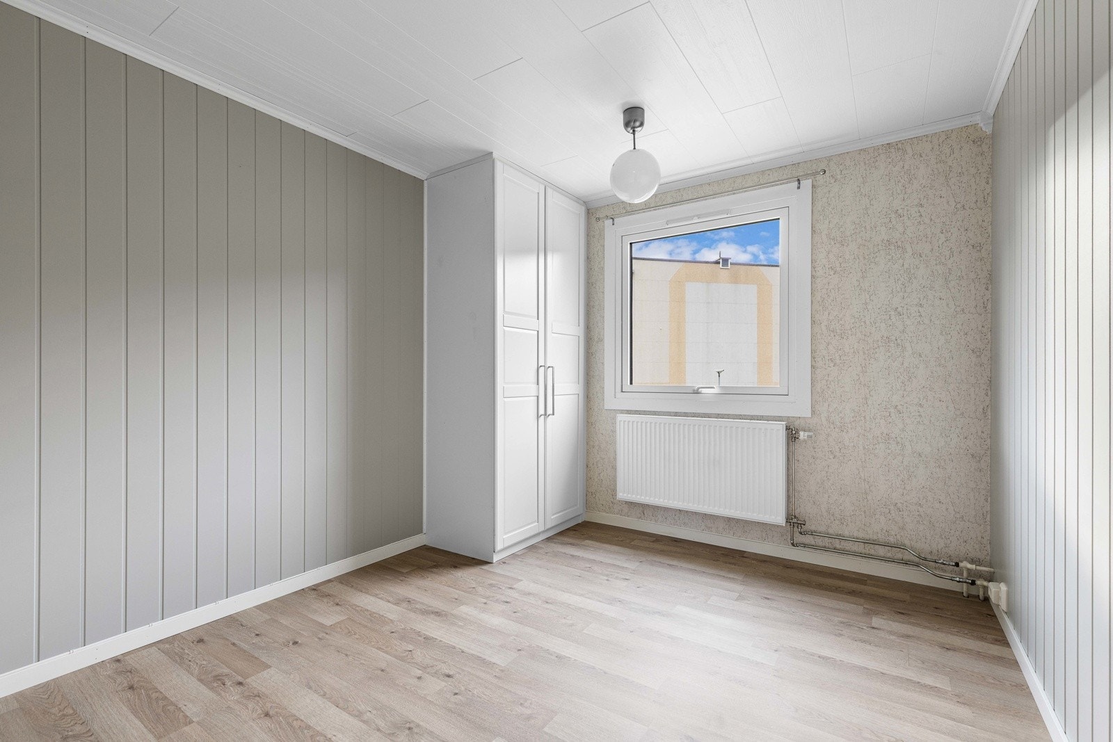 Det andre soverommet passer perfekt som barnerom, gjesterom eller kontor, og har også garderobeskap. Galleribilde