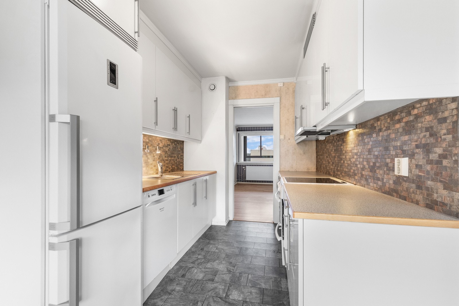 Kjøkkenet er utstyrt med frittstående kjøl/fryseskap, oppvaskmaskin-og komfyr/platetopp. Galleribilde