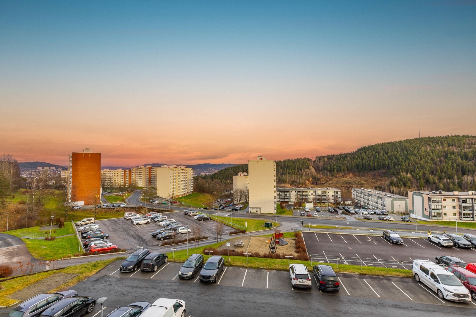 Mulighet for biloppstillingsplass på utsiden av bygningen etter venteliste. Galleribilde