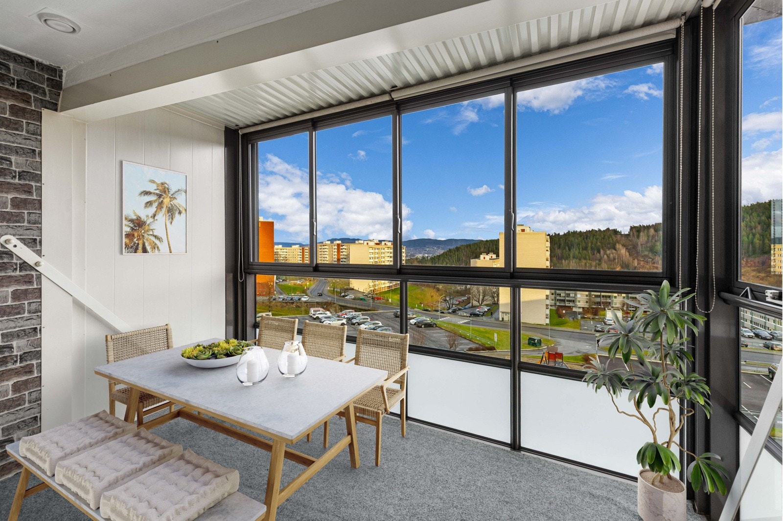 Her har vi gleden av å presentere en innholdsrik og gjennomgående 3-roms leilighet med flott innglasset balkong med skyvbare vinduer, hvor den fine utsikten kan nytes. (Bildet er digitalt stylet). Galleribilde